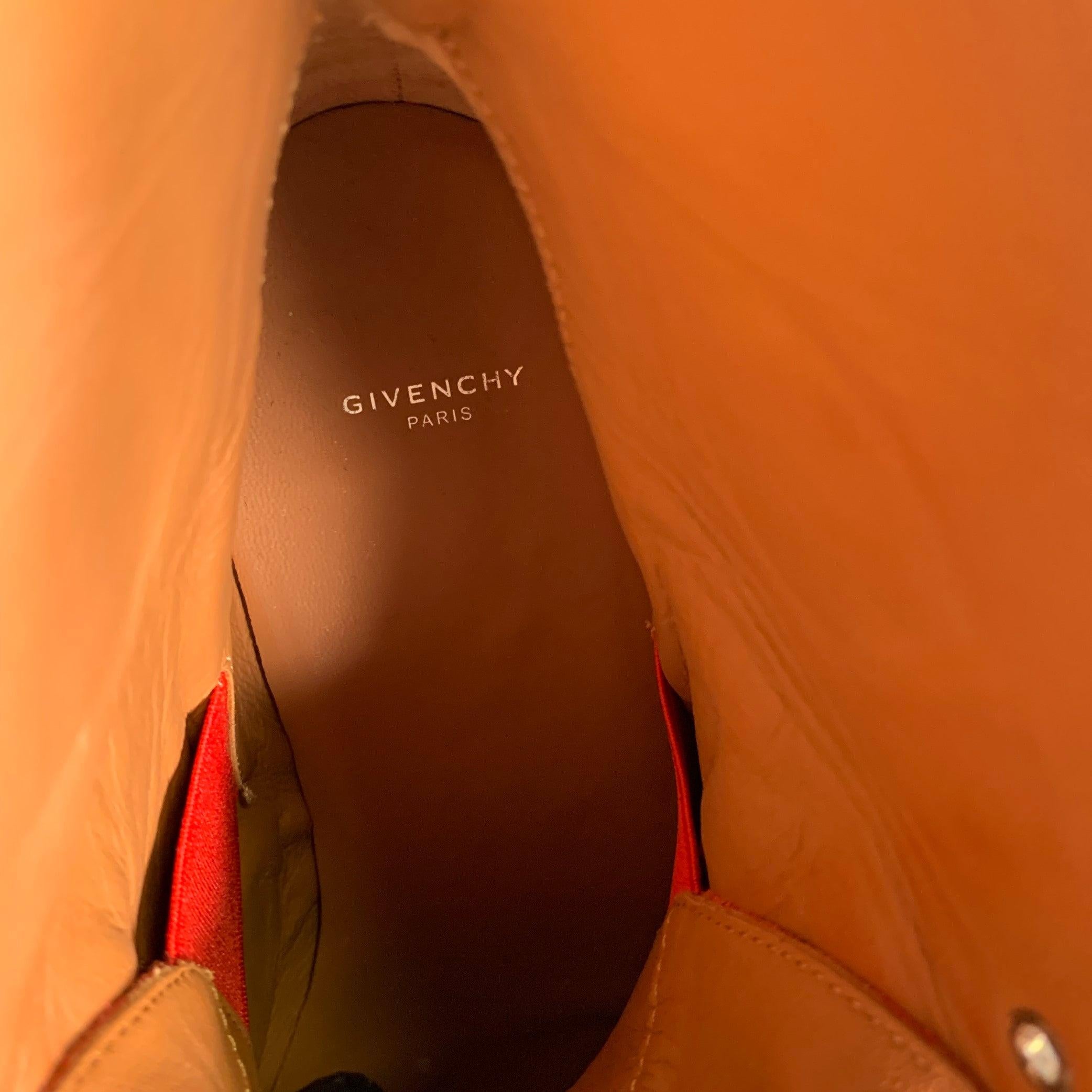 GIVENCHY Taille 9 Bottes en cuir rouge clouté avec ceinture en vente 5