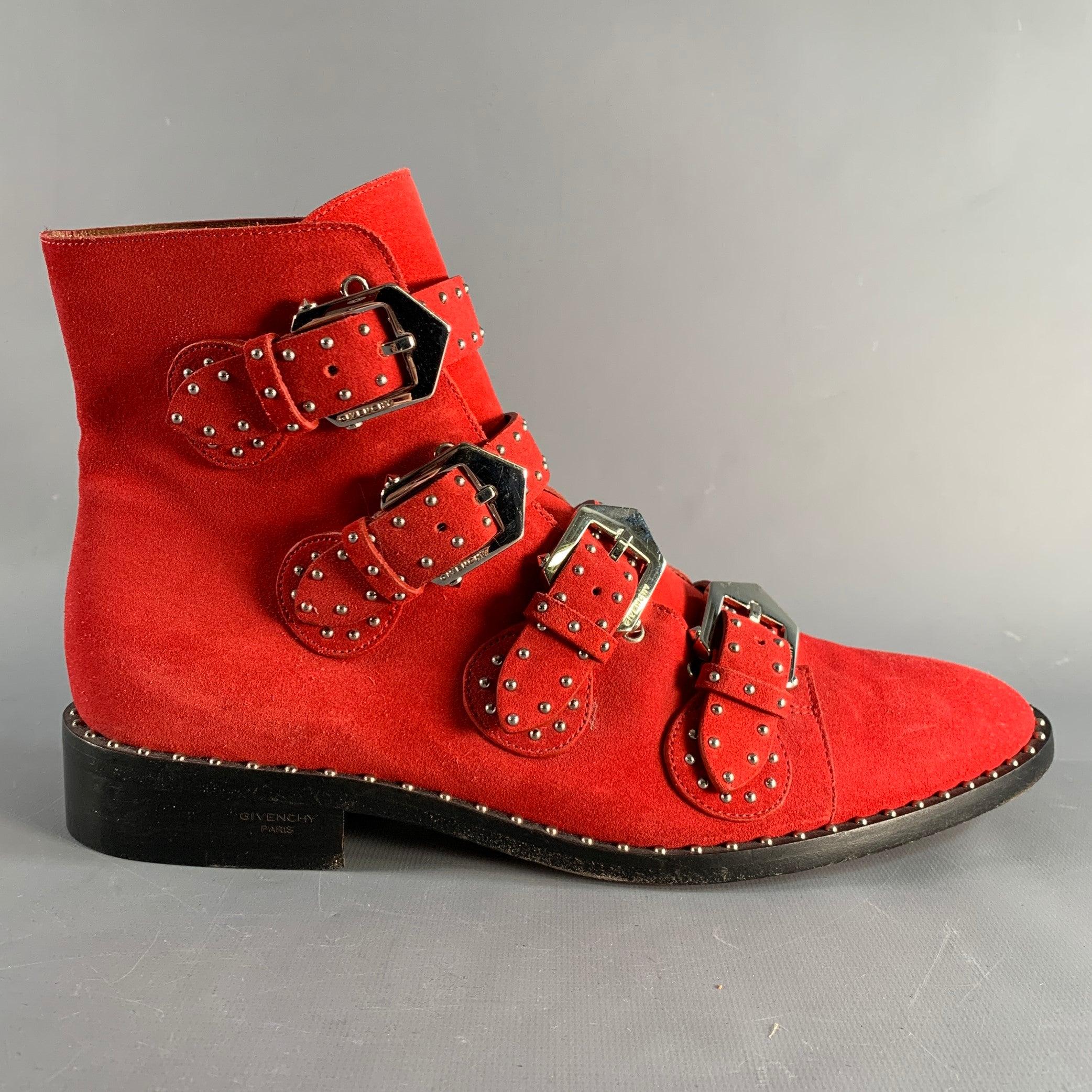 Bottes Givenchy en daim rouge avec détails cloutés argentés et bout pointu. Fabriqué en Italie. Bon état d'usage. Marques d'usure. 

Marqué :   ES 0187Semelle : 12 pouces  x 4.25 in 

  
  
 
Référence Sui Generis : 139632
Catégorie : Bottes
Plus