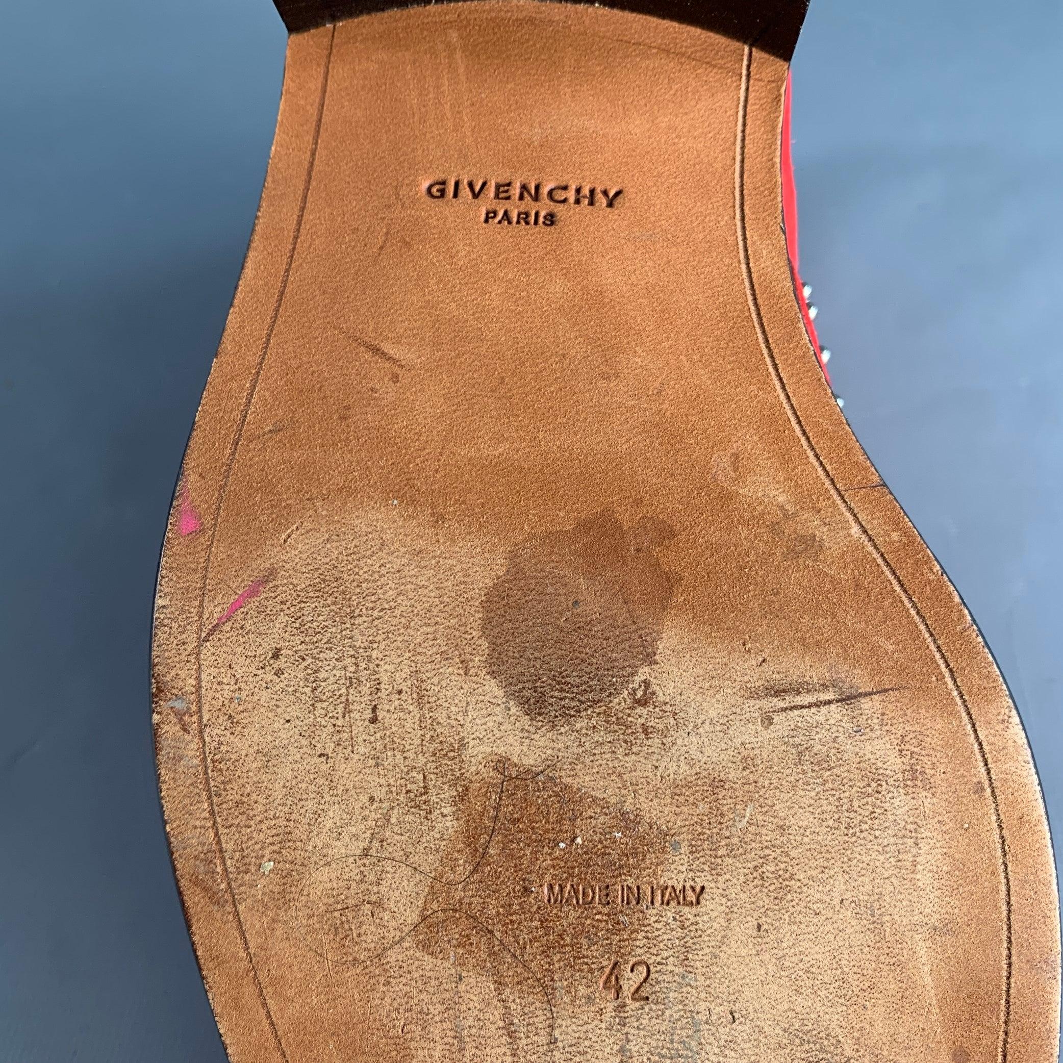 GIVENCHY Taille 9 Bottes en cuir rouge clouté avec ceinture en vente 3