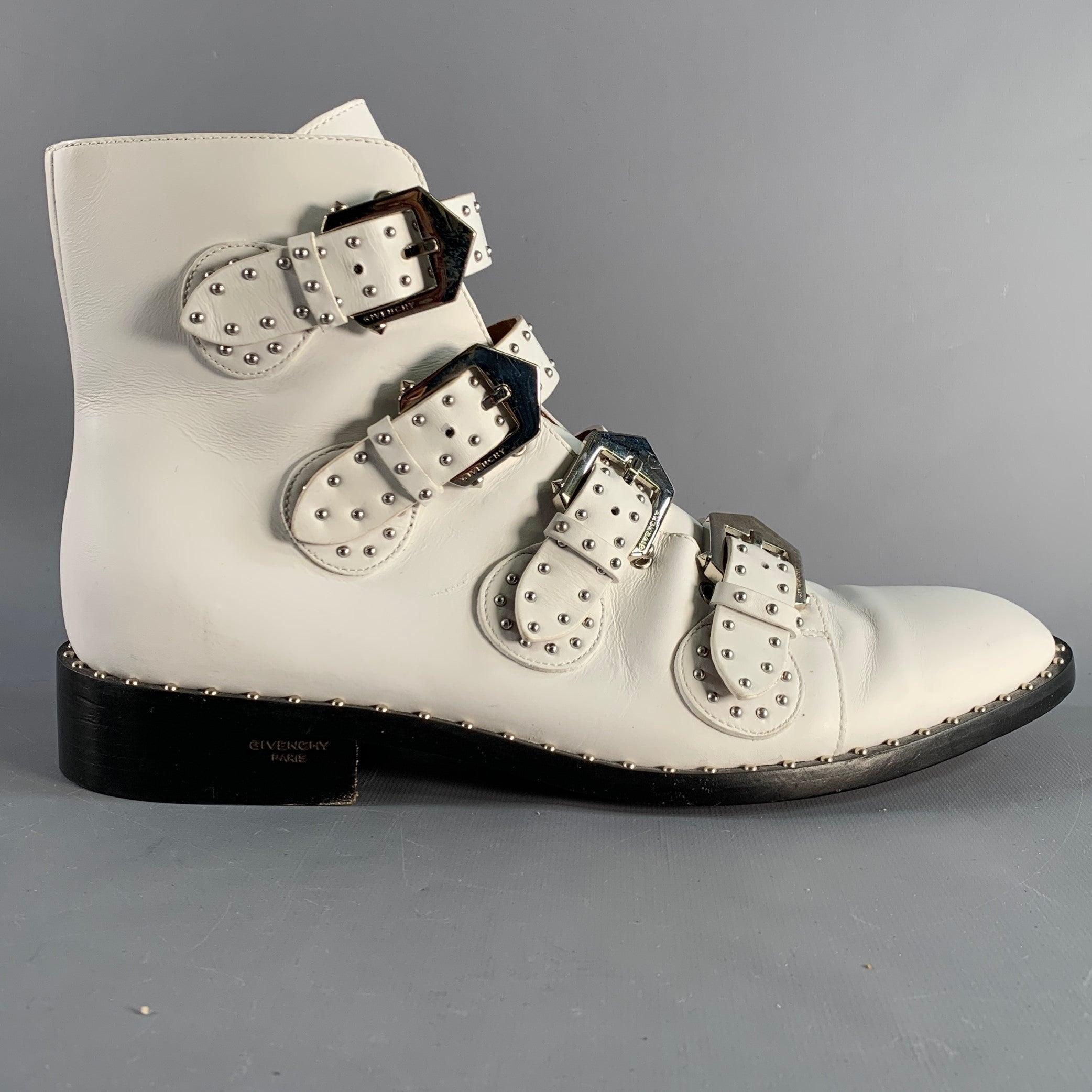 Bottes Givenchy en cuir blanc avec détails cloutés argentés et bout pointu. Fabriqué en Italie. Bon état d'usage. Marques d'usure. 

Marqué :   ES 1107Semelle d'usure : 12 pouces  x 4.25 in 
  
  
 
Référence Sui Generis : 139561
Catégorie :