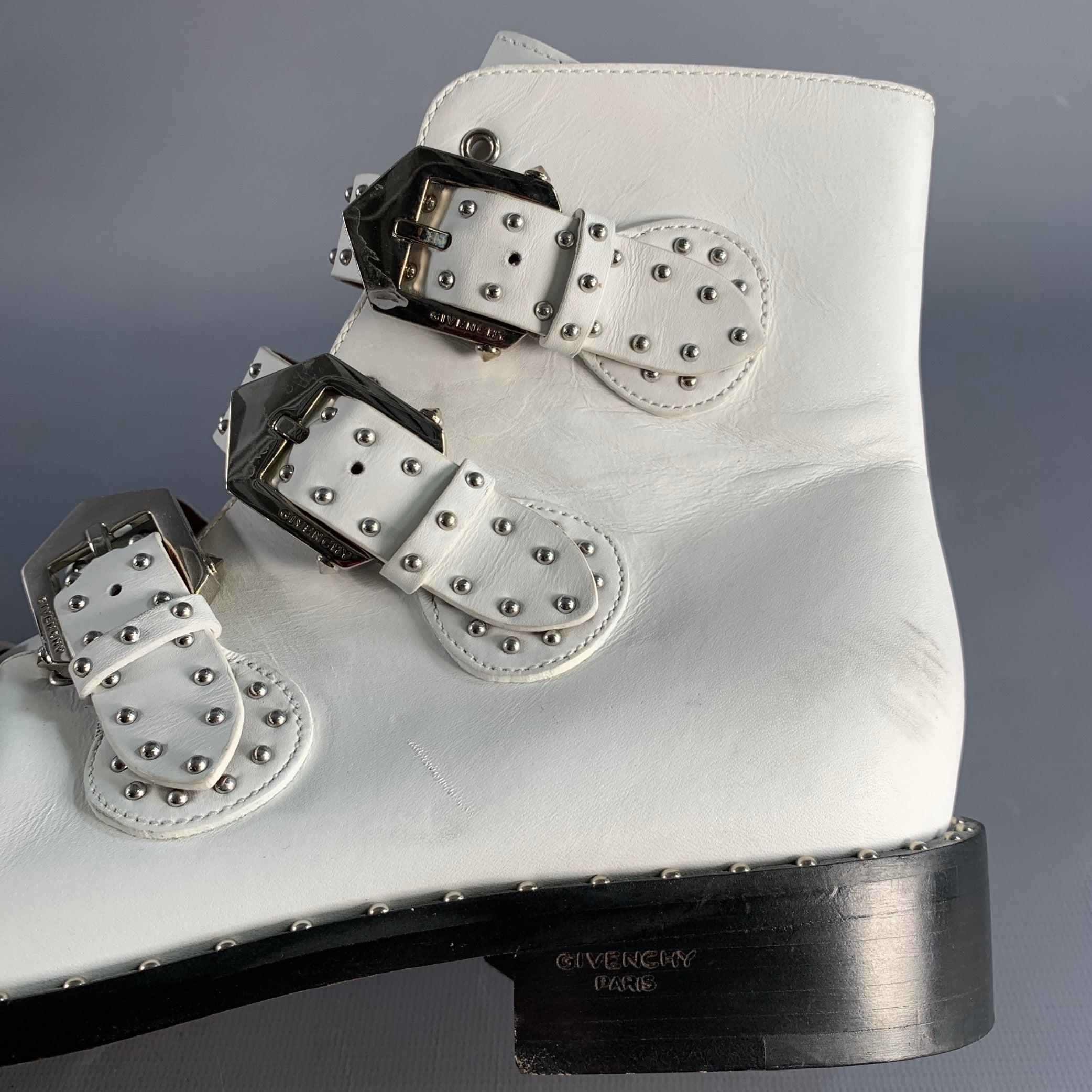GIVENCHY Taille 9 Bottes ceinturées en cuir clouté blanc en vente 2