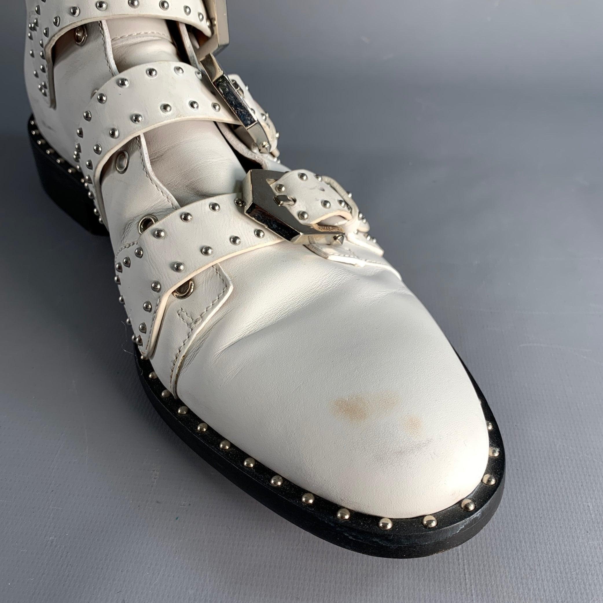 GIVENCHY Taille 9 Bottes ceinturées en cuir clouté blanc en vente 3