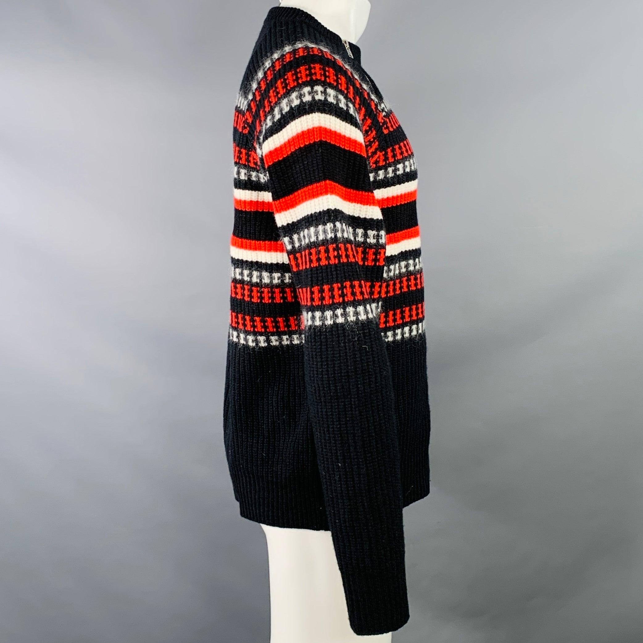 Maglione GIVENCHY
in maglia di misto lana nera con motivo a righe bianche e rosse, dettagli della cerniera in metallo argentato e girocollo. Made in Italy.Ottime condizioni di usato. Lievissime scalfitture. 

Contrassegnato:   L 

Misure: 
 
Spalla: