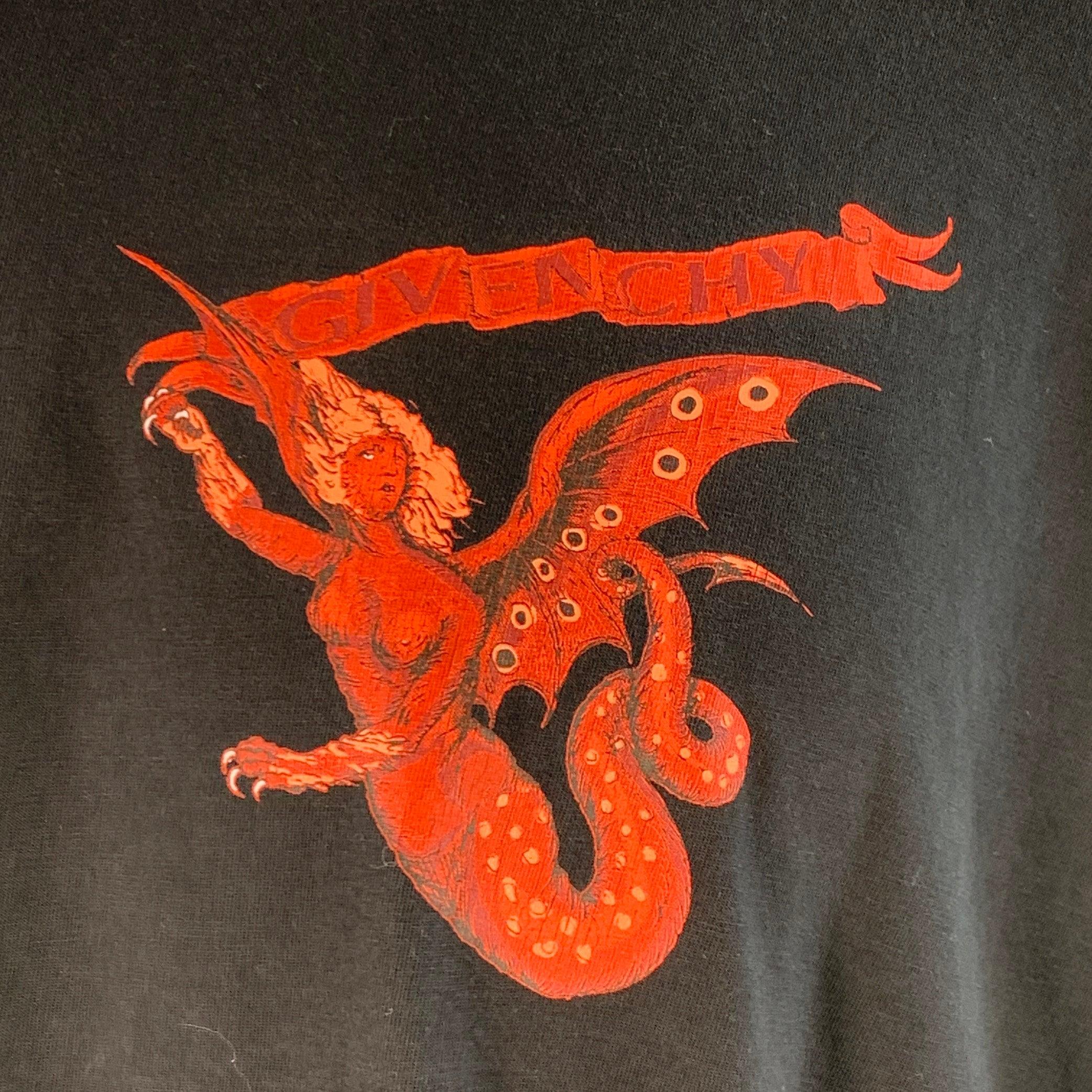 T-shirt Givenchy en jersey de coton noir avec logo de sirène rouge devant et derrière, coupe oversize et col ras du cou. Fabriqué au Portugal. Très bon état. Petite marque sur le côté. 

Marqué :   M 

Mesures : 
 
Epaule : 21 pouces Poitrine : 50