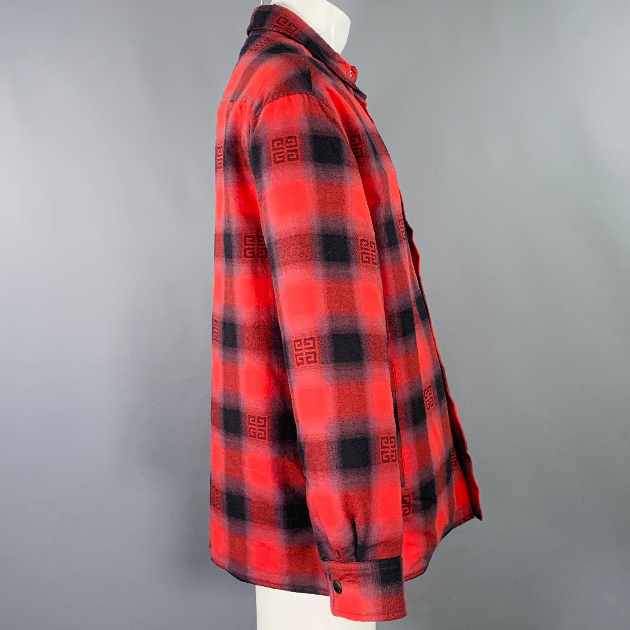 Giacca Givenchy
in tessuto di cotone rosso e nero, con motivo a quadri con logo Fabrice, colletto aperto e chiusura a scatto. Made in Portugal.Ottime condizioni di usato. Scatto inferiore rotto, così com'è. 

Contrassegnato:   39 

Misure: 
