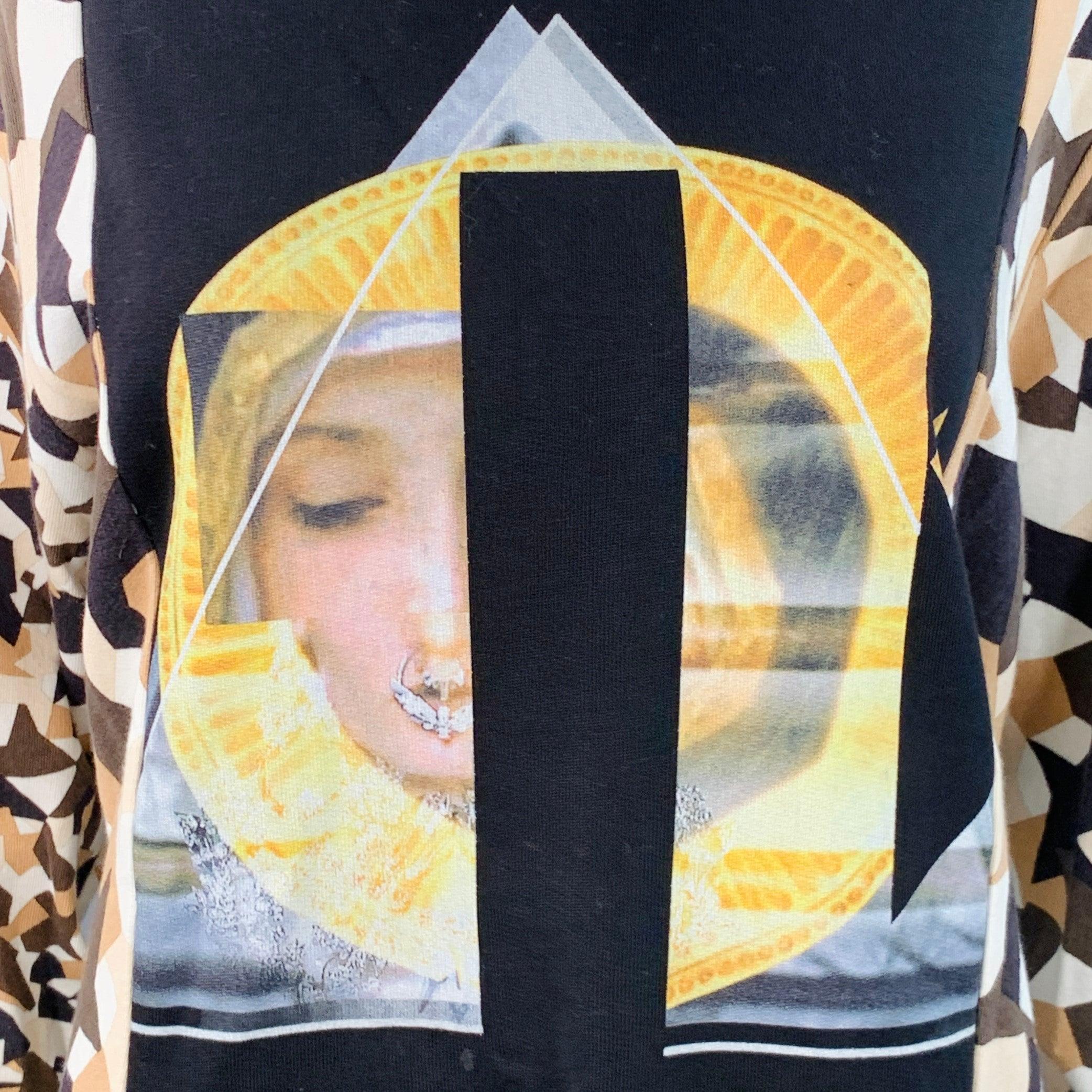 Pull Givenchy
en coton noir, marron et crème, avec un imprimé géométrique et des manches à motifs géométriques, une coupe surdimensionnée et un col ras du cou avec fermeture éclair sur l'épaule.Excellent état d'occasion. 

Marqué :   S 

Mesures : 
