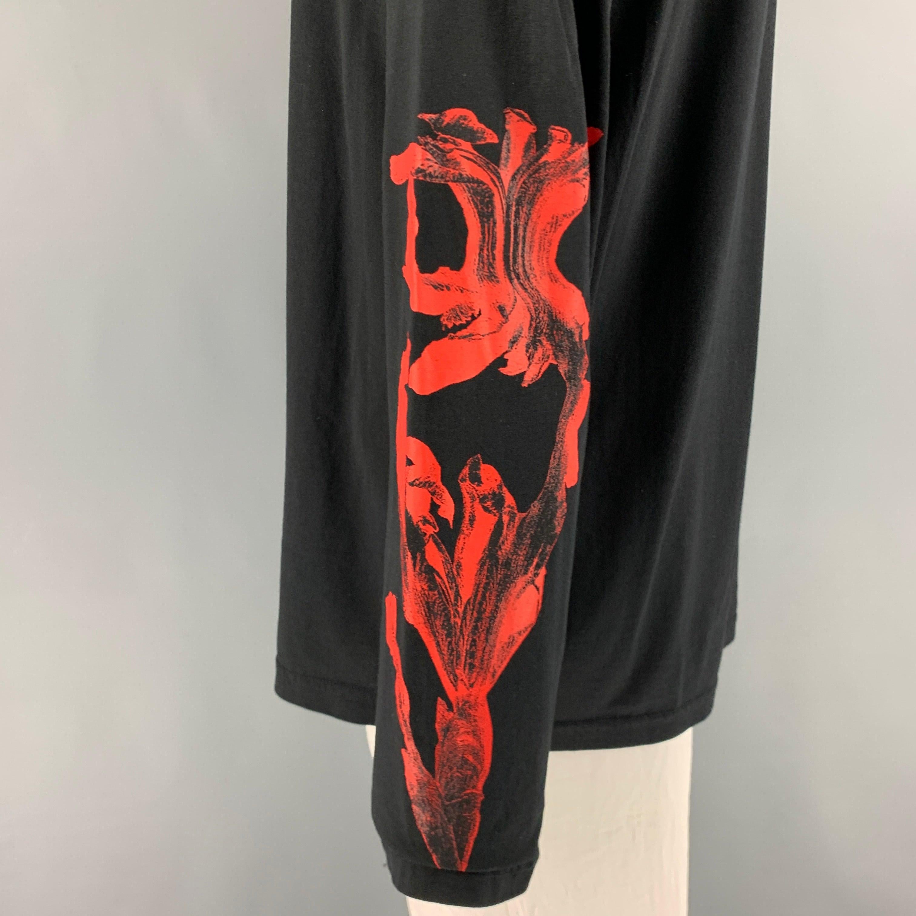 GIVENCHY Size XL Black Red Graphic Cotton Long Sleeve T-shirt en vente 1