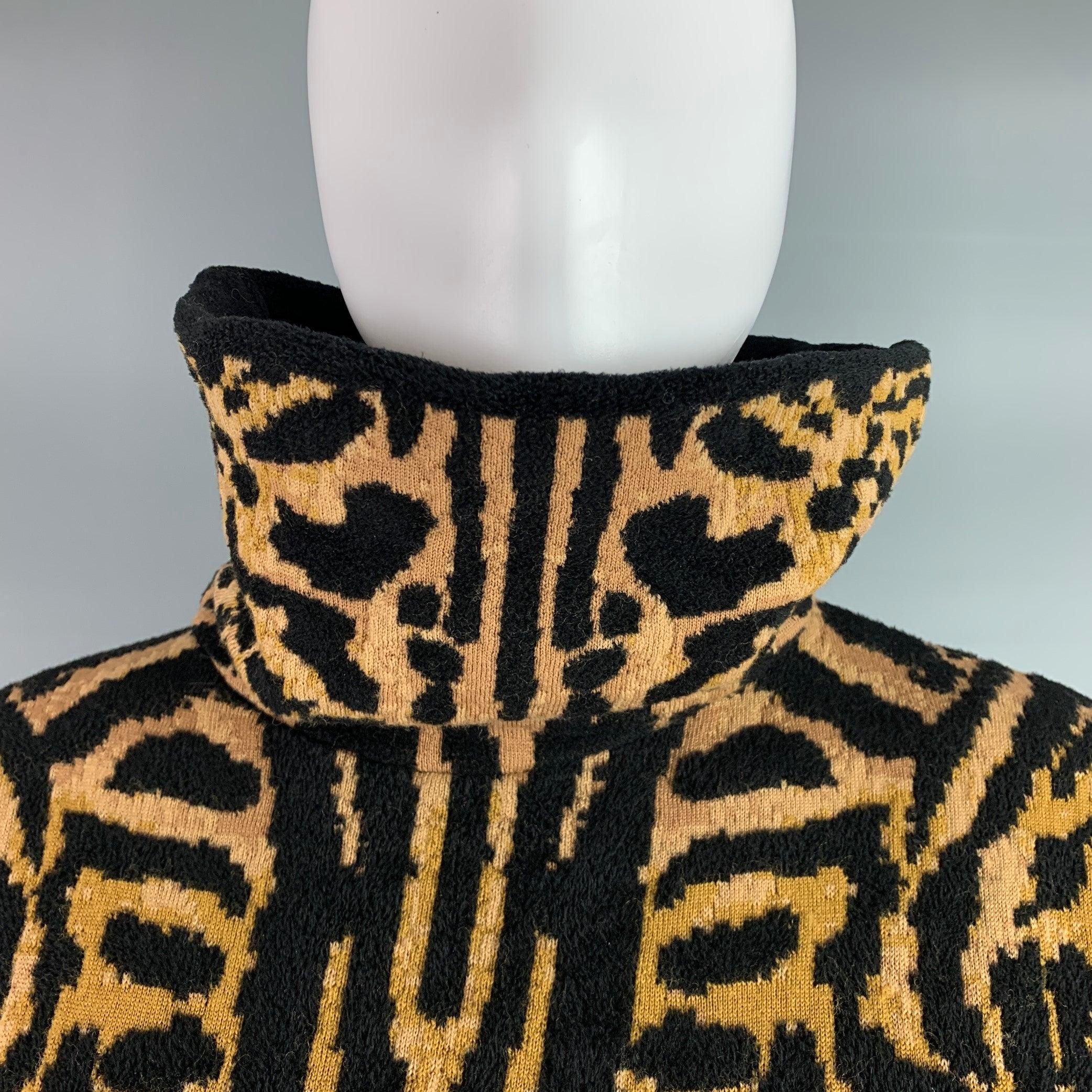 Givenchy propose un modèle en laine mélangée noire et camel à épaules tombantes, coupe oversize, imprimé léopard et col roulé. Fabriqué en Italie. Excellent état. 

Marqué :   XS 

Mesures : 
 
Epaule : 23 pouces Poitrine : 48 pouces Manche : 20.5