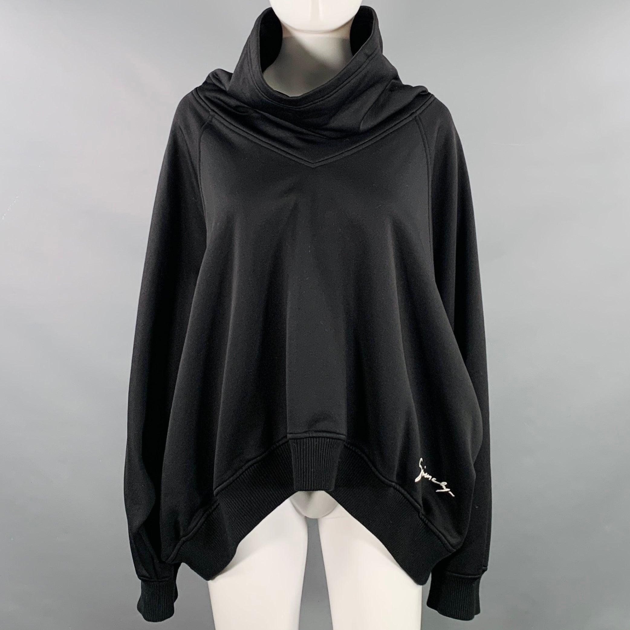 Top casual GIVENCHY
en mezcla de algodón y poliamida de color negro, con estilo oversize, logotipo cosido en blanco, cuello alto y cierre de jersey. Muy buen estado de conservación. Varias marcas menores. 

Marcado:   XS 

Medidas: 
 
Hombros 13