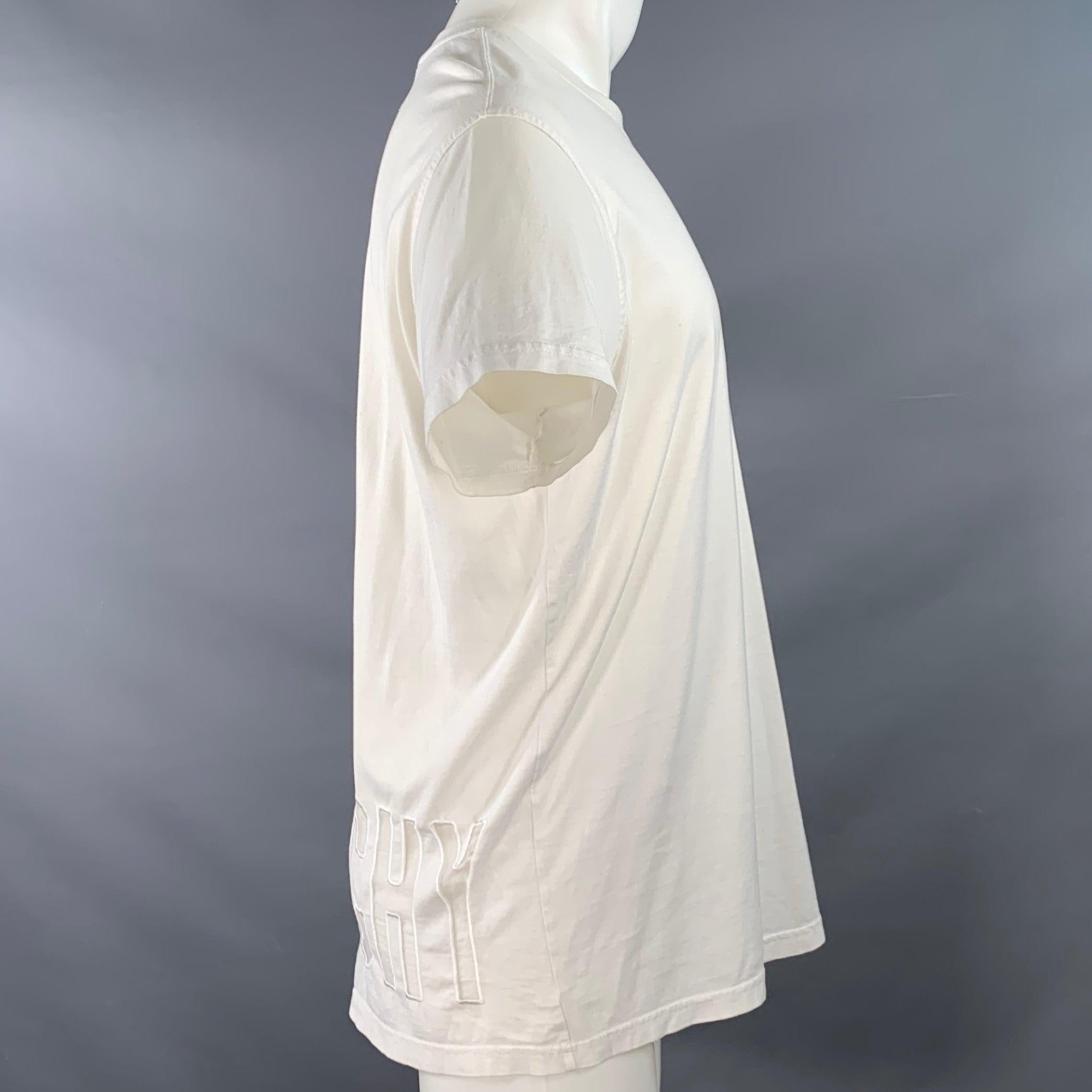 Maglietta GIVENCHY
in jersey di cotone bianco con vestibilità oversize, logo in seta trasparente sulla schiena e girocollo. Made in Portugal.Eccellente condizione di usato.  

Contrassegnato:   XXS 

Misure: 
 
Spalla: 17 pollici Petto: 43 pollici