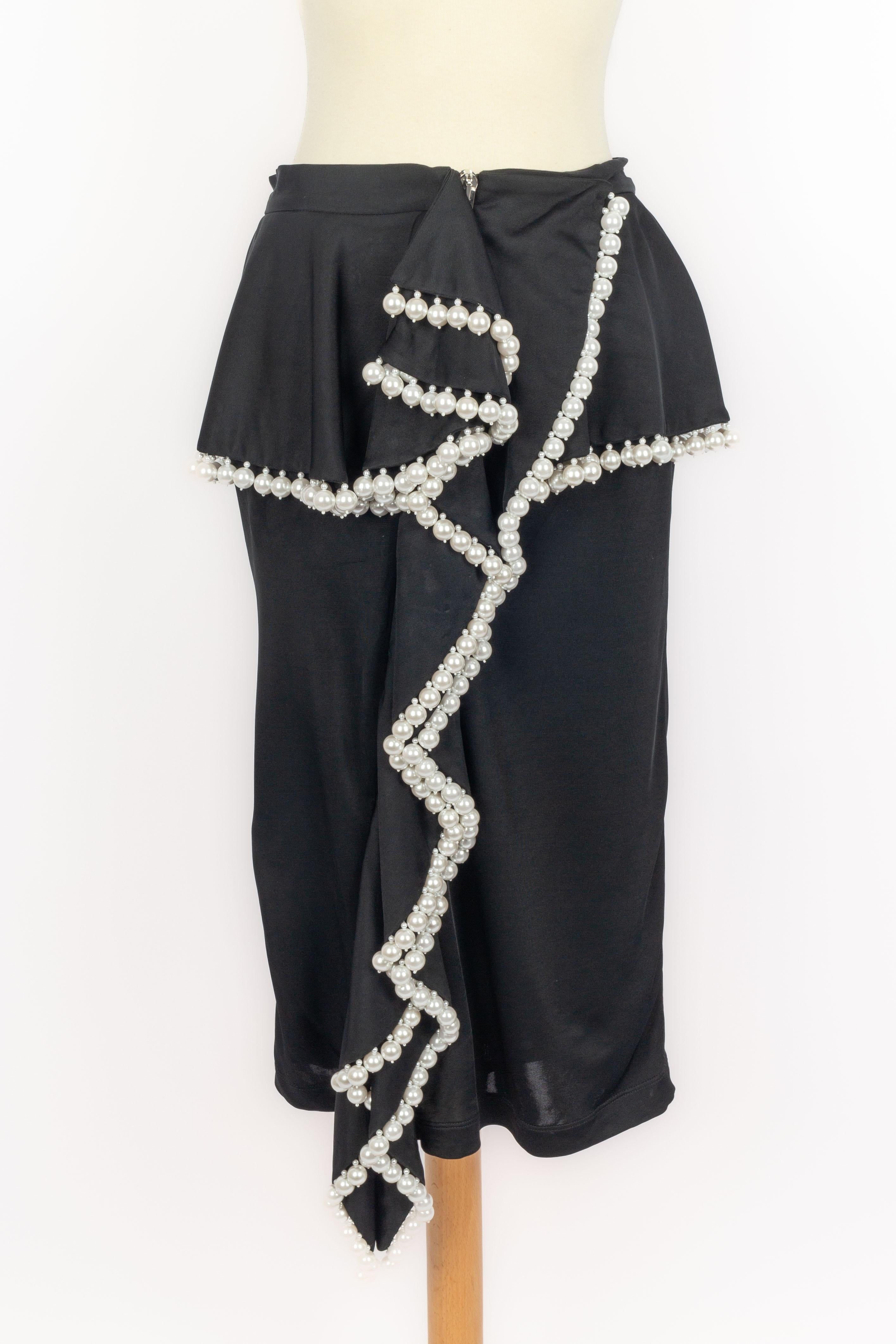 GIVENCHY - (Made in Italy) Falda de punto negro adornada con perlas de fantasía. Talla 38FR.

Estado:
Muy buen estado

Dimensiones:
Cintura: 34 cm - Largo: unos 66 cm

SKU:FJ171