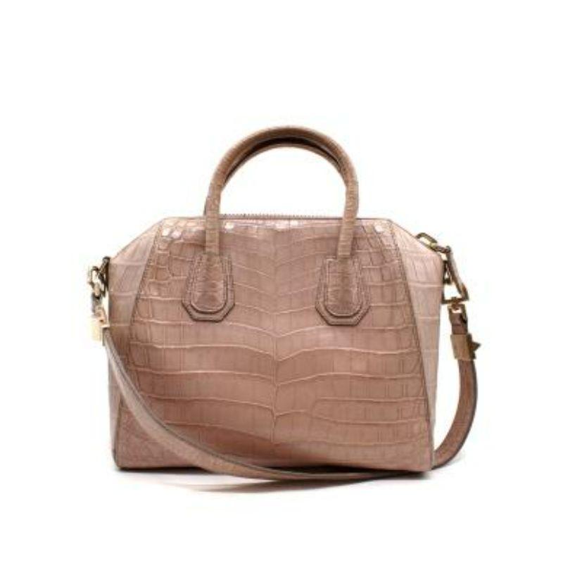 Petit sac Givenchy Antigona en crocodile rose Bon état - En vente à London, GB