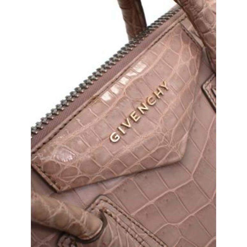 Petit sac Givenchy Antigona en crocodile rose en vente 1