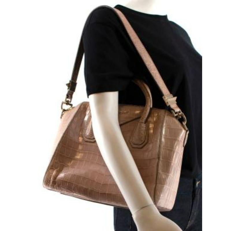 Petit sac Givenchy Antigona en crocodile rose en vente 2