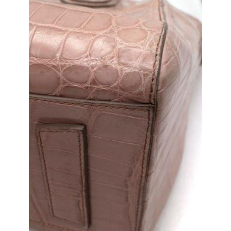 Petit sac Givenchy Antigona en crocodile rose en vente 5
