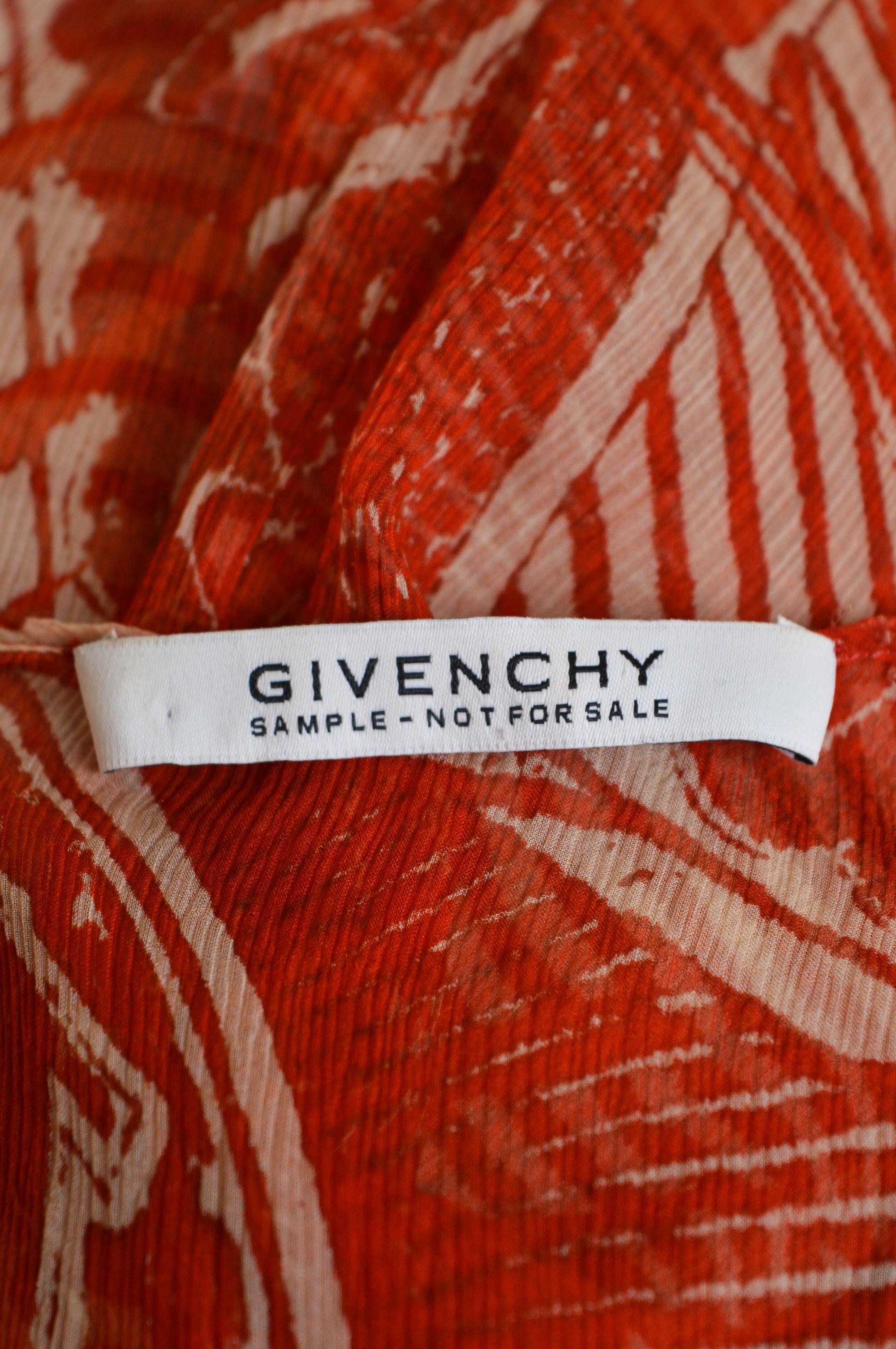 Splendida blusa primavera 2017 di Ricardo Tisci per GIVENCHY, realizzata in seta rossa, leggera come una piuma, con un'eterea stampa 