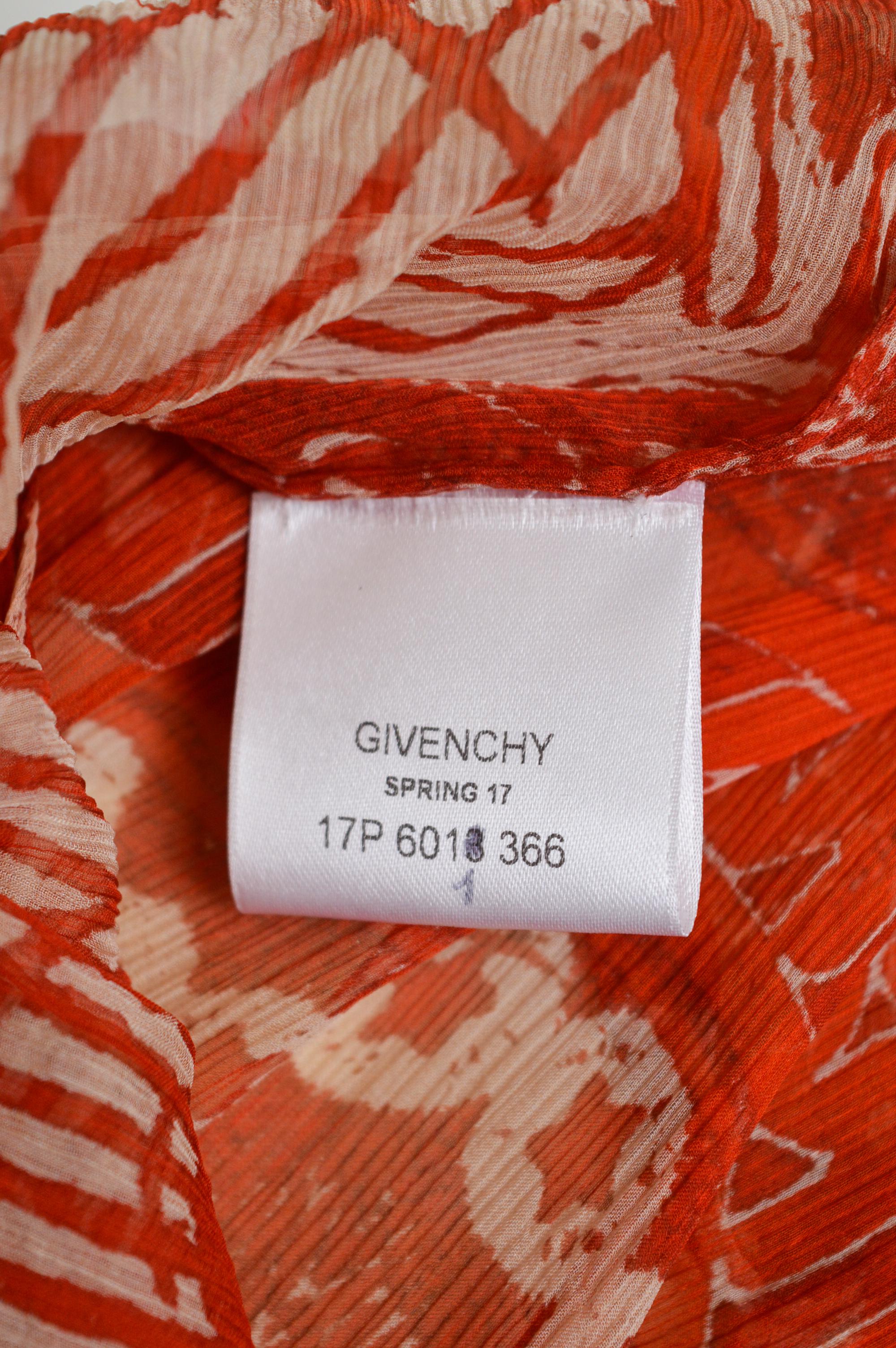 Donna Campione di sfilata Givenchy primavera 2017 Ricardo Tisci - Top camicetta in seta rossa in vendita