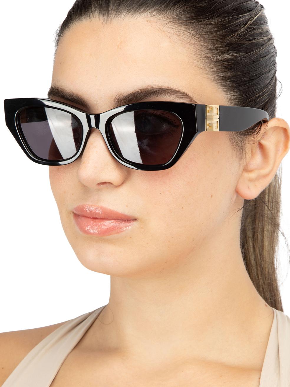 Der Zustand dieses brandneuen Givenchy Designerstücks ist Neu mit Etikett. Dieser Artikel wird in der Originalverpackung geliefert.
 
 
 
 Einzelheiten
 
 
 SS24
 
 Modell: GV 40008U
 
 Schwarz
 
 Acetat
 
 Katzenaugen-Sonnenbrille
 
 Grau getönte