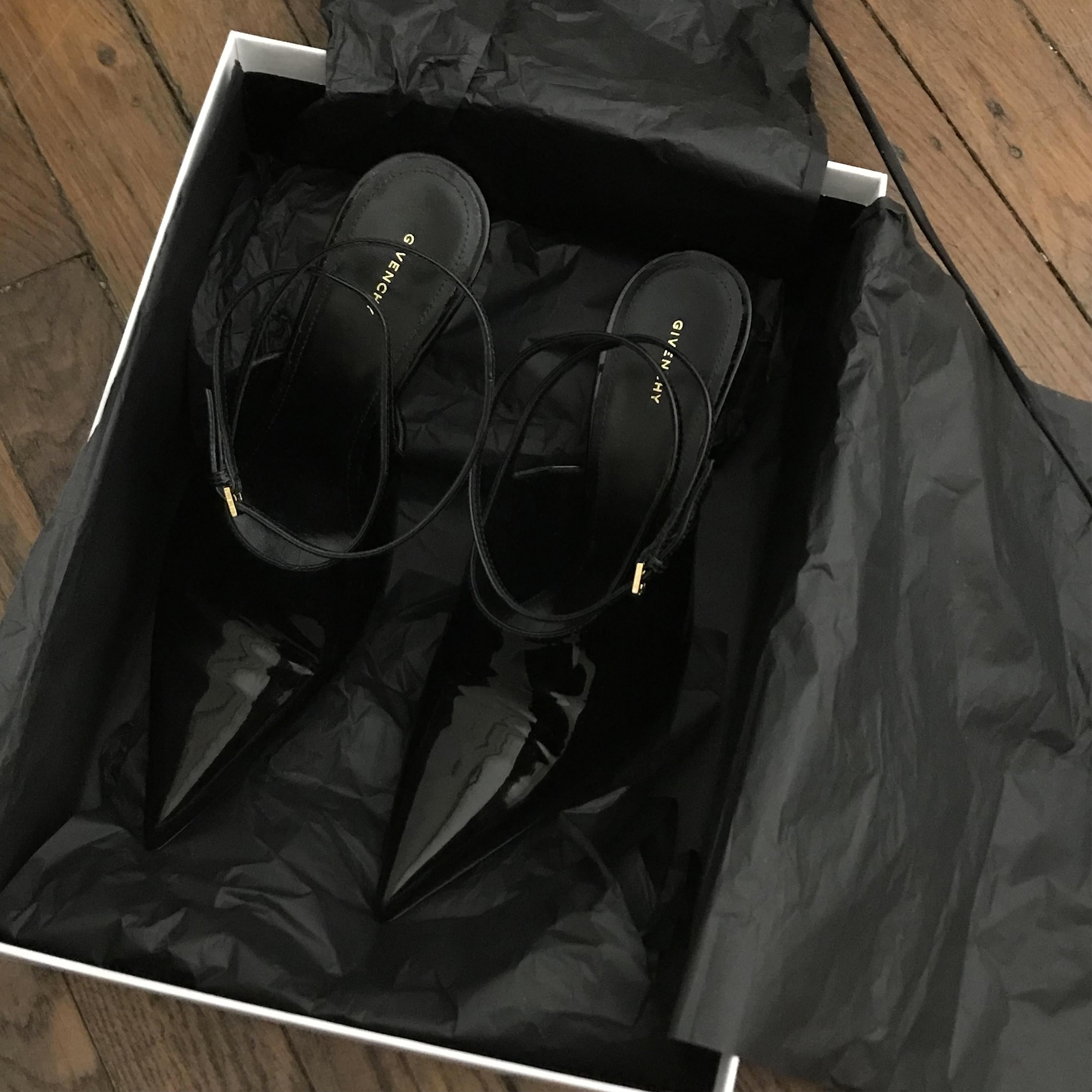 GIVENCHY SS24 Show slingbacks in patent leather For Sale 2