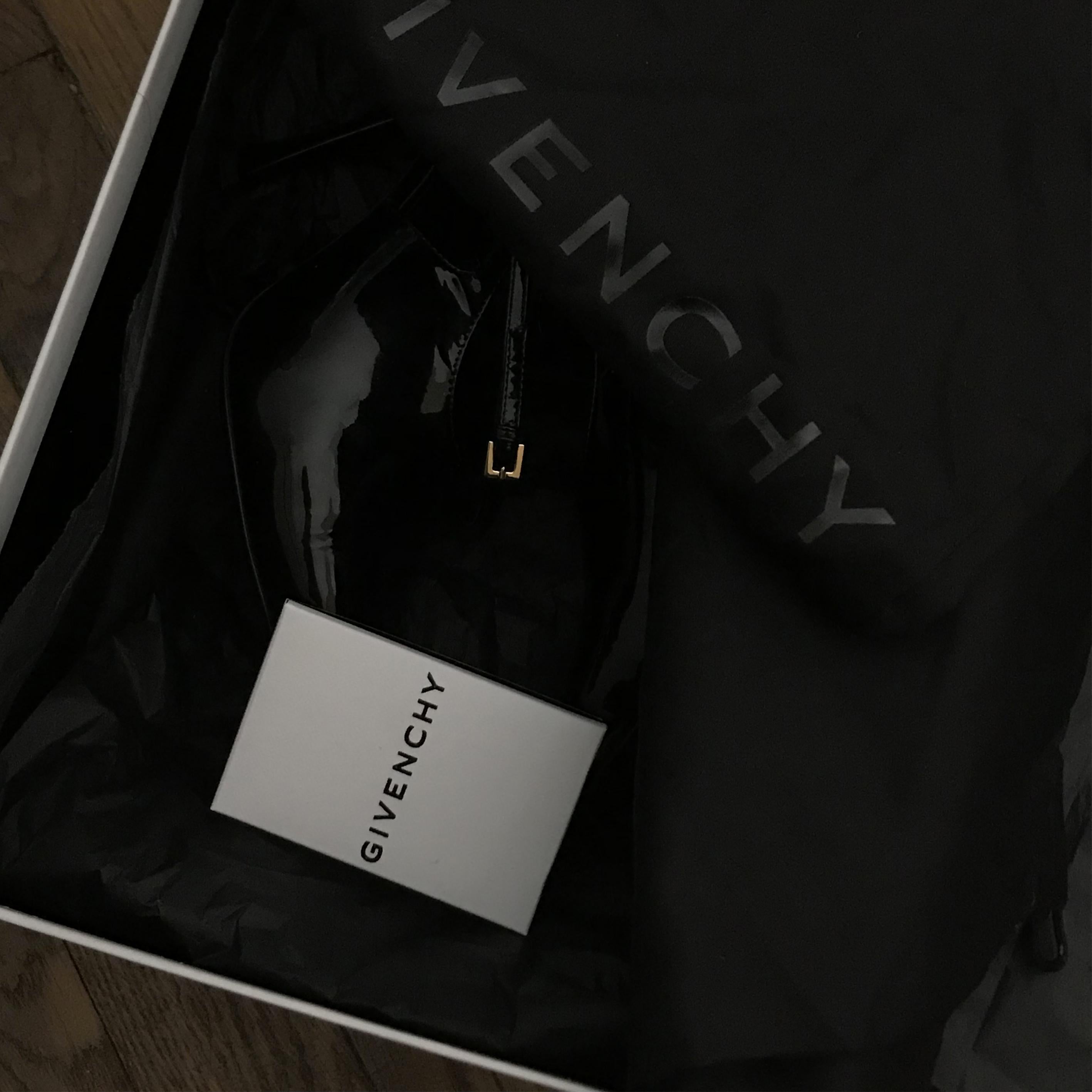 GIVENCHY SS24 Show slingbacks in patent leather For Sale 4