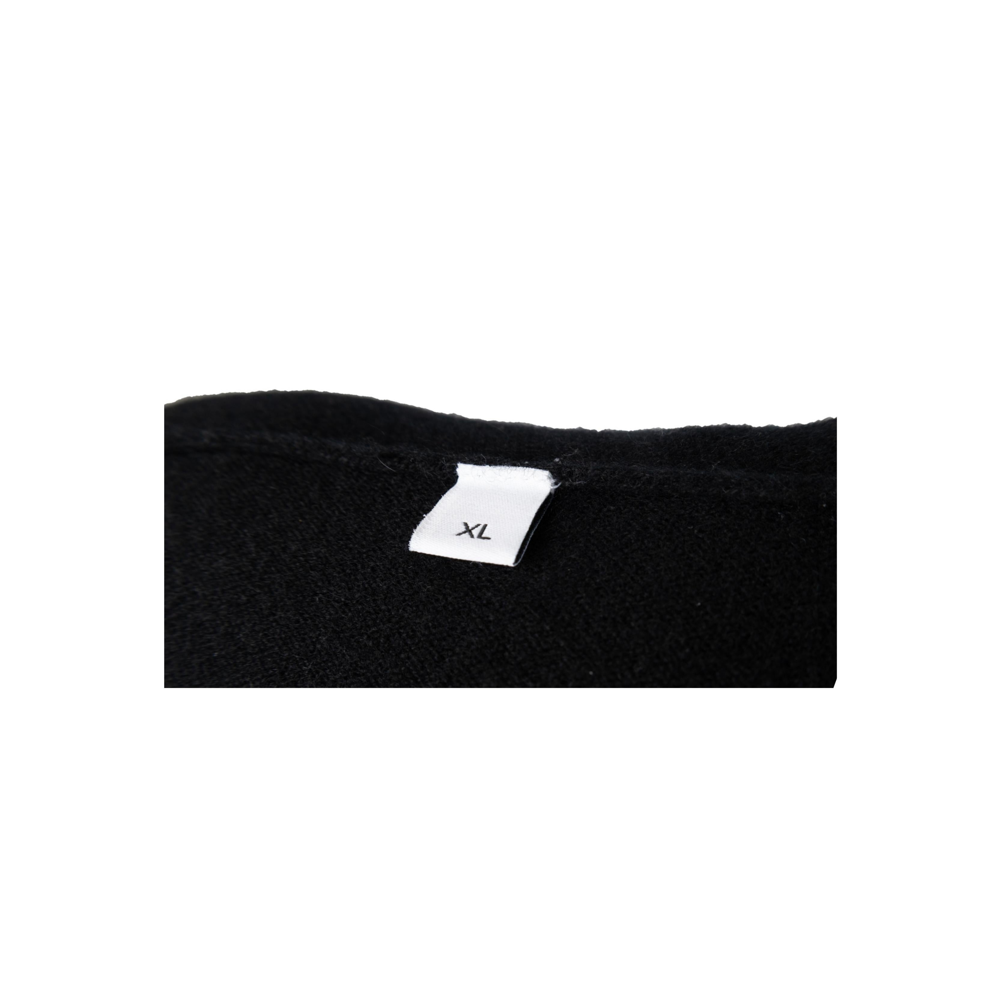 Made in England, this Givenchy sweater is crafted from luxurious cashmere and features a stylish urban aesthetic. The all-black top is a slim fit with long sleeves, a straight hem, ribbed hem and cuffs, and a star patch adorning the chest.

Remarks: