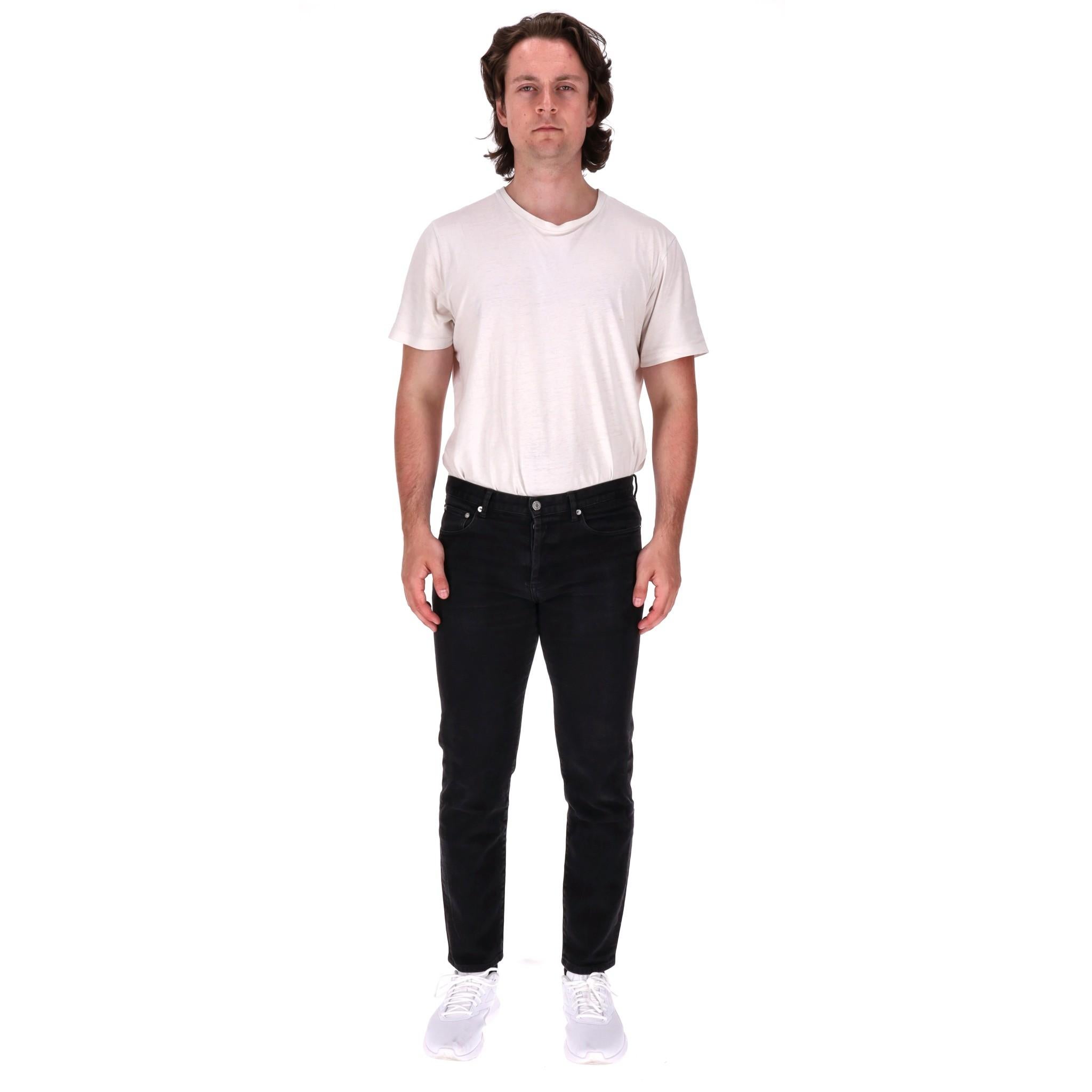 Givenchy Straight Leg Cotton Jeans

Black jeans crafted from cotton designed with straight leg and triple star embroidery to the rear pocket.

Featuring button closure, belt loops and straight cut.

Rrp Approx. £650

Size – 34

Condition – Good/Very