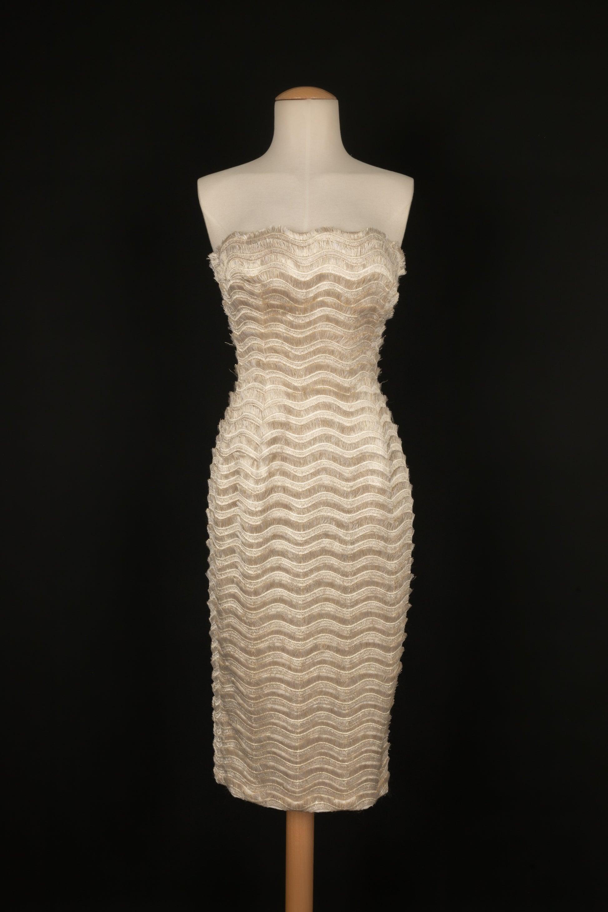 Givenchy - (Made in France) Strapless dress strew with golden lurex fringes. The dress is sold with a matching bag. No size nor composition label, it fits a 36FR. Spring-Summer 1997 Haute Couture Collection.

Additional information:
Condition: Very