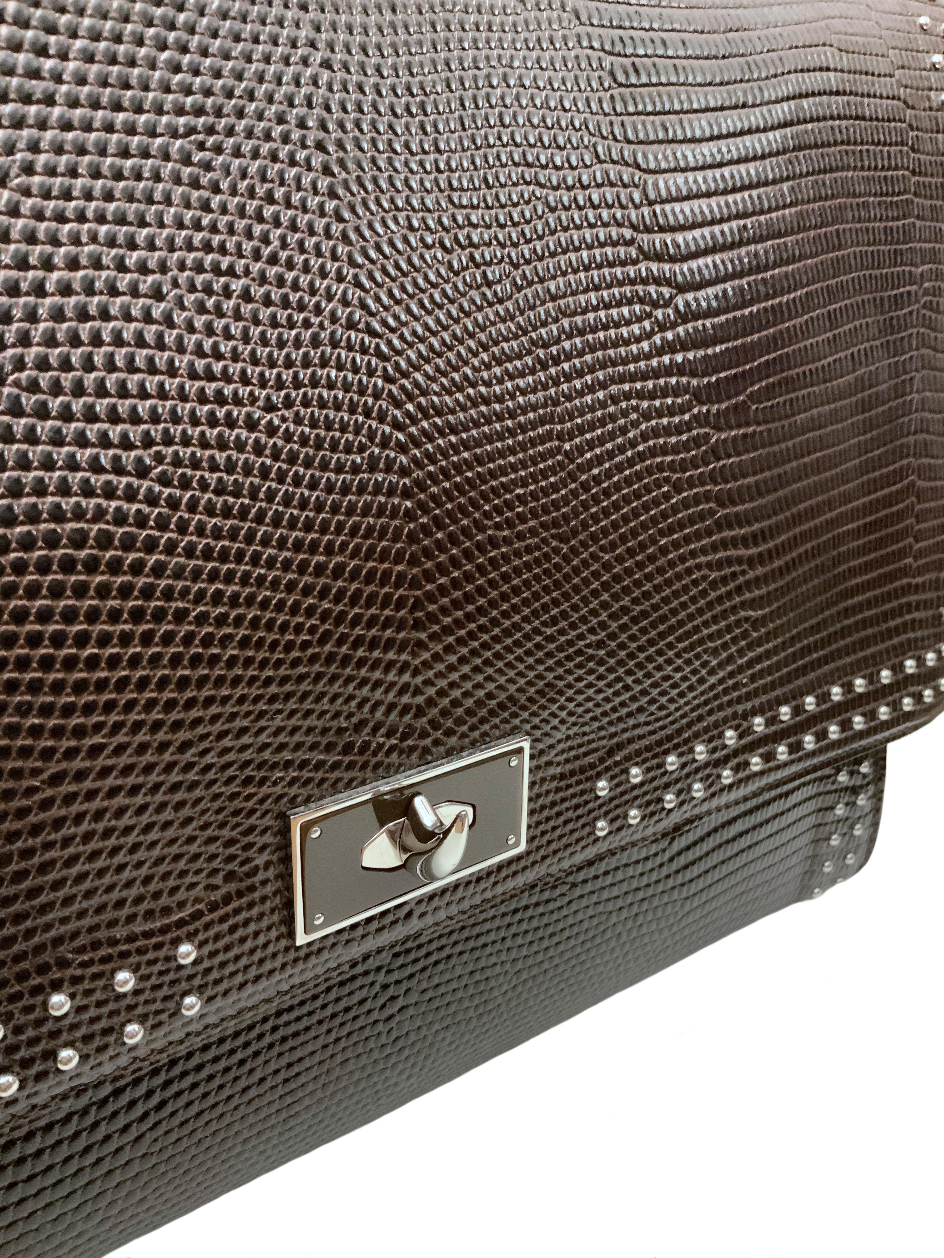This pre-owned tote bag from Givenchy is crafted in embossed calfskin leather imitating lezard skin in a shiny brown rich color.
It features a front studded flap with square corners, the brand's iconic shark-tooth inspired clasp.

Collection: Fall