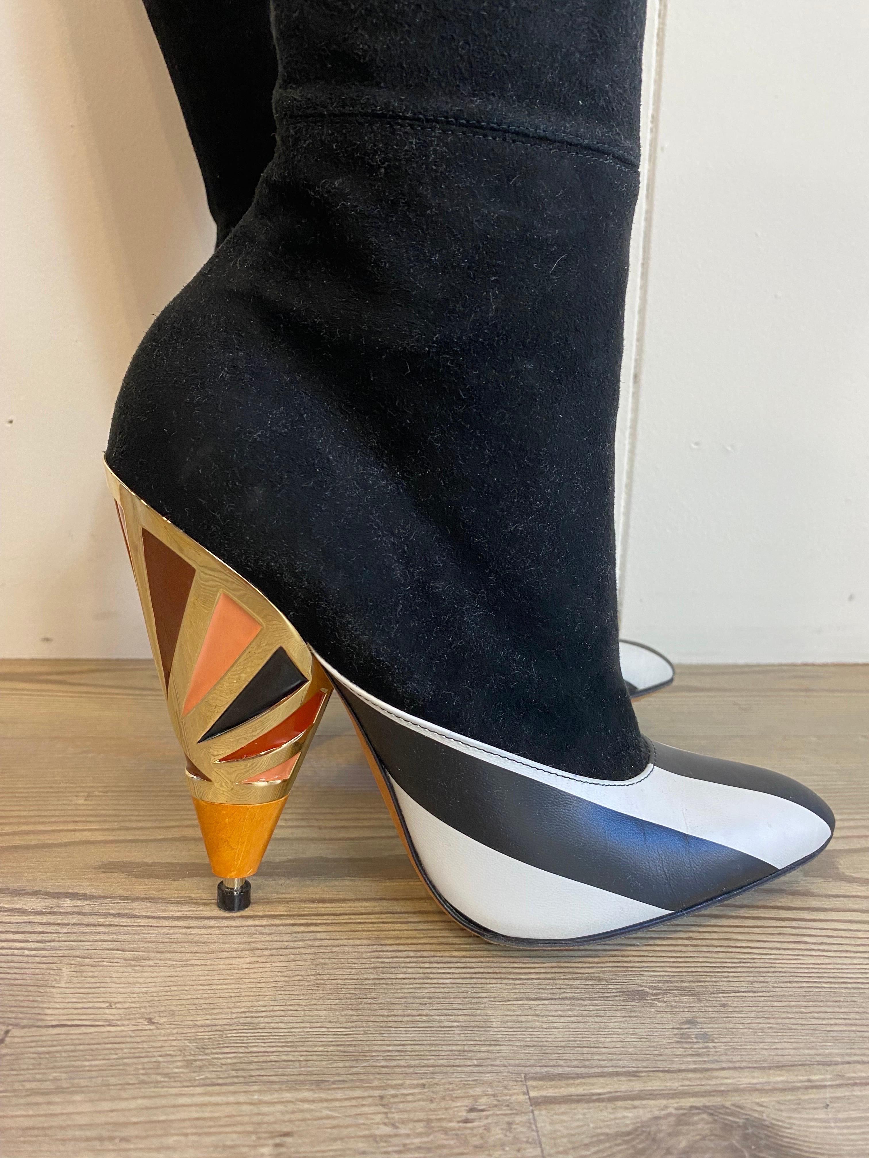 Givenchy Stiefel aus Wildleder mit lackiertem Absatz
Aus schwarzem Wildleder. Gestreifte Lederspitze. 
Elastische Wadenrückseite.
Kollektion Herbst 2016. Nummer 38.
12,5 cm Absatzhöhe.
In ausgezeichnetem Zustand, mit normalen Gebrauchsspuren. Sie