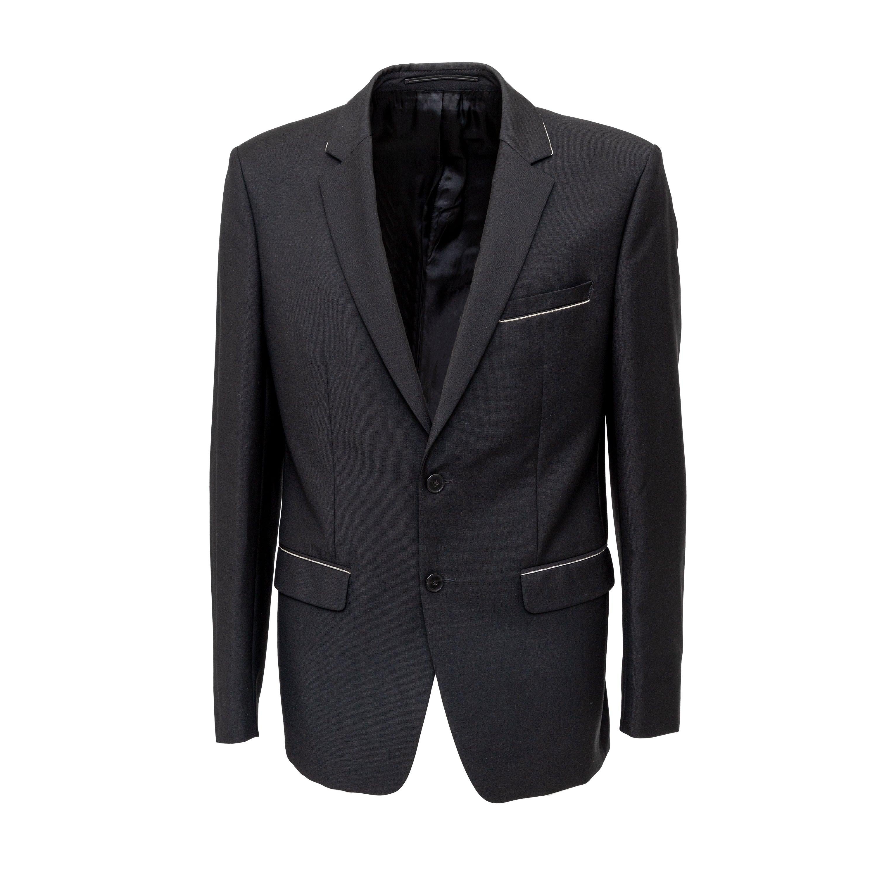 Migliora la tua collezione di abiti da cerimonia con questo abito unico di Givenchy. Realizzato in misto lana e mohair, vanta una sartoria meticolosa e un elegante colore nero. L'aggiunta di catene d'argento aggiunge un tocco unico all'abbigliamento