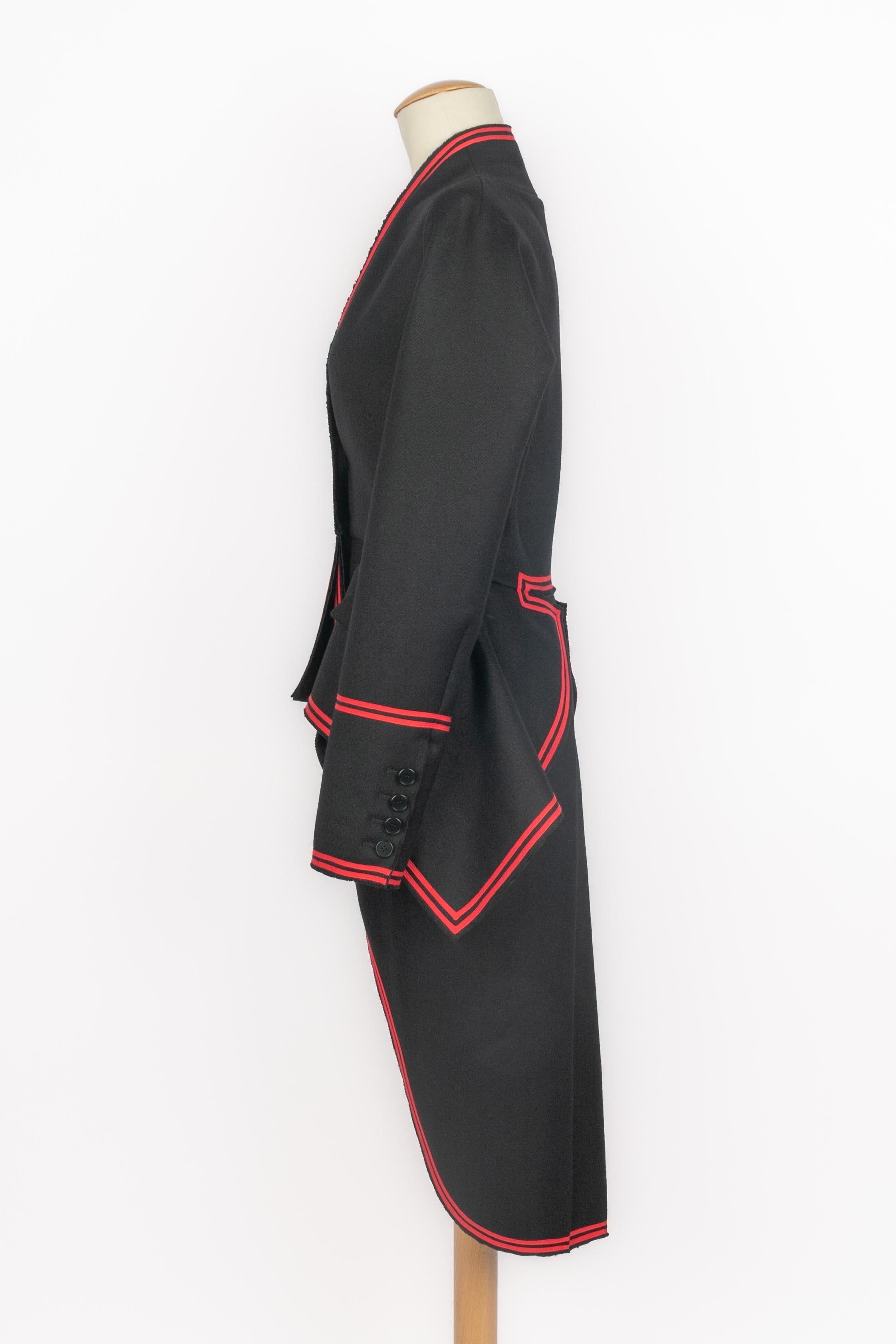 GIVENCHY - (Made in Italy) Chaqueta de cola de lana negra ribeteada con ribetes rojos. Talla 38FR indicada. Colección Otoño-Invierno 2015 bajo la dirección artística de Riccardo Tisci.

Estado:
Muy buen estado

Dimensiones:
Anchura de los hombros: