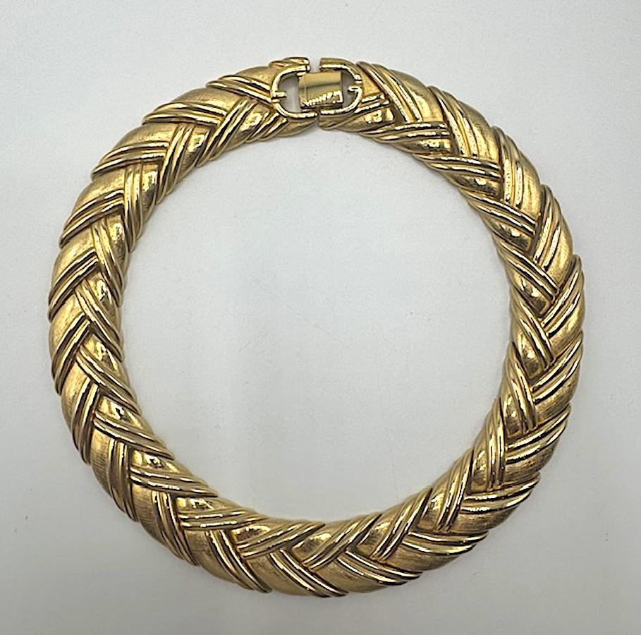 Givenchy Textured Satin and Shiny Gold Link Necklace In Good Condition For Sale In New York, NY