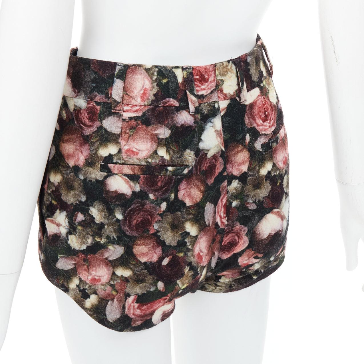 GIVENCHY Tisci 2013 negro rosa rosa estampado floral short de corte alto
Referencia: VACN/A00063
Marca: Givenchy
Diseñador: Riccardo Tisci
Colección: FW 2013
Material: Sensación de lana
Color: negro, rosa
Patrón: Floral
Cierre: Bragueta con