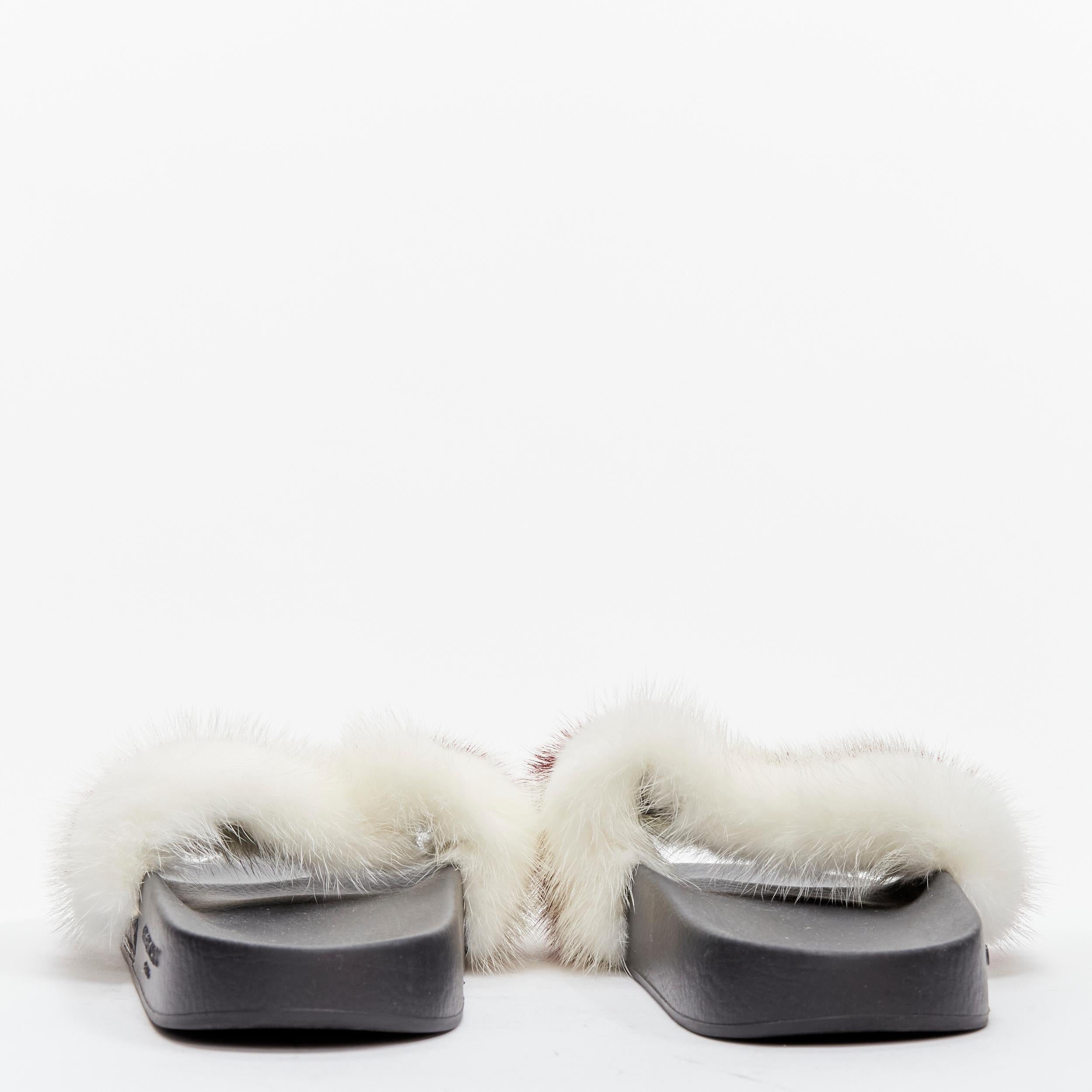 GIVENCHY Tisci schwarze Pool slides mit rot-weißen Streifen und geprägtem Logo aus Fuchspelz EU38 Damen im Angebot