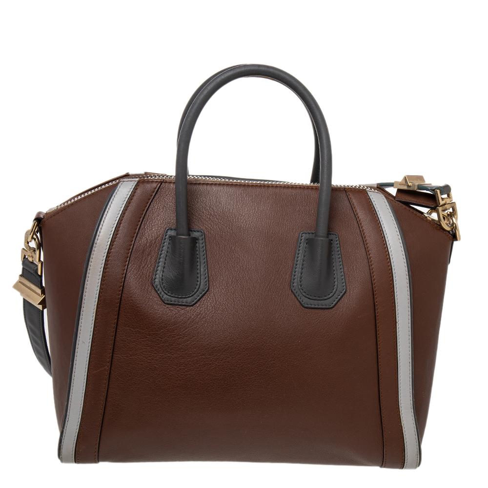 Made in Italy, and loved by women worldwide is this beautiful Antigona satchel by Givenchy. It has been crafted from leather and shaped elegantly. The subtly-hued bag has a top zipper that reveals a canvas interior and it is held by two top handles