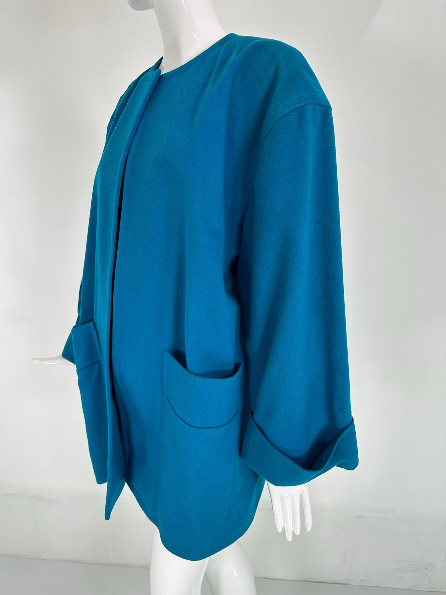 Givenchy - Manteau en laine turquoise ouvert sur le devant avec poches angulaires, années 1980 en vente 3
