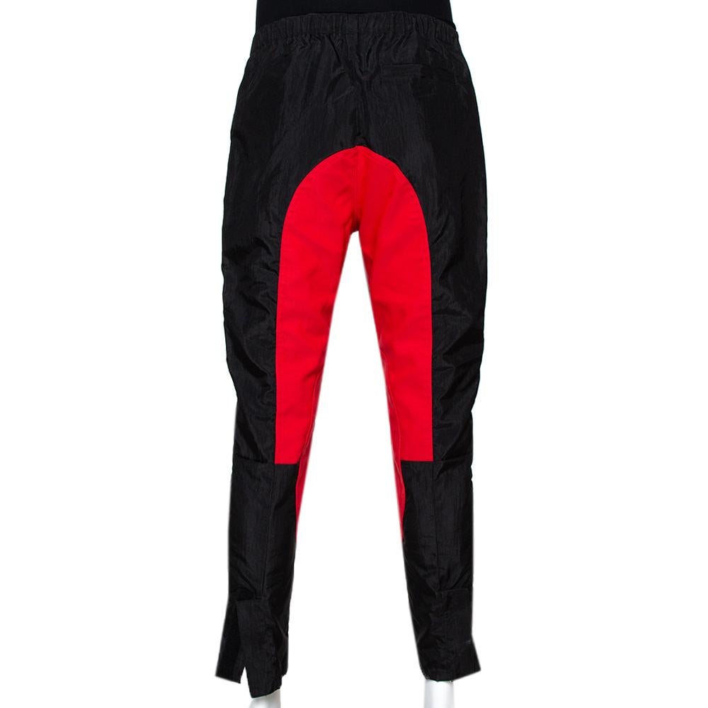 To give you comfort and high style, Givenchy brings you this two-tone creation that has been made from quality materials and designed with logo prints, an elasticized waist and pockets. This pair of track pants will surely be a delighting buy.

