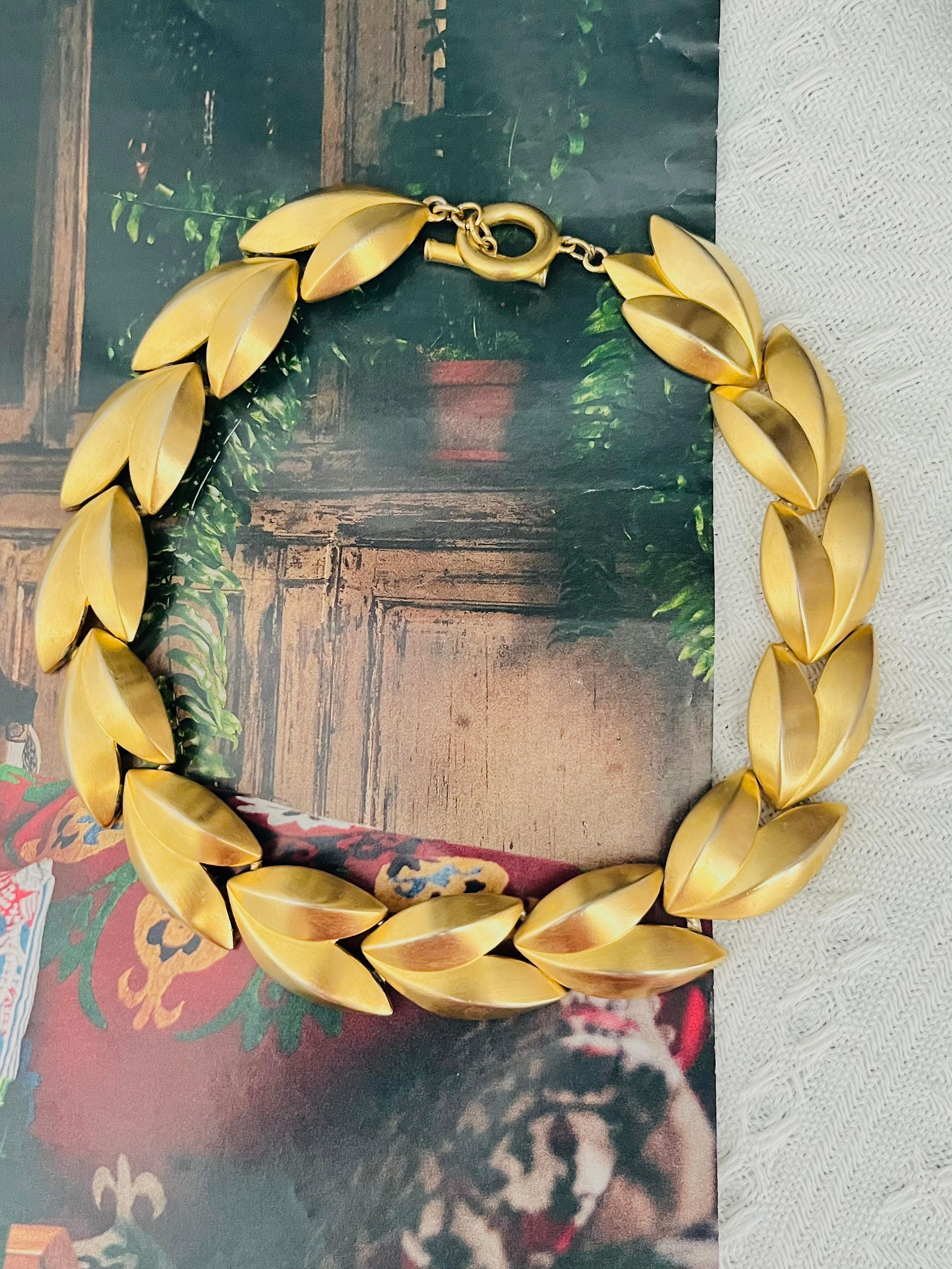 Givenchy Vintage 1970s Unisex Satin Matte Leaf Watch Link Interlocked Chunky Elegant Modernist Choker Collar Chain, Gold Tone

Ottime condizioni. Leggero graffio o perdita di colore, appena percettibile. 100% autentico. 

Una collana molto bella.
