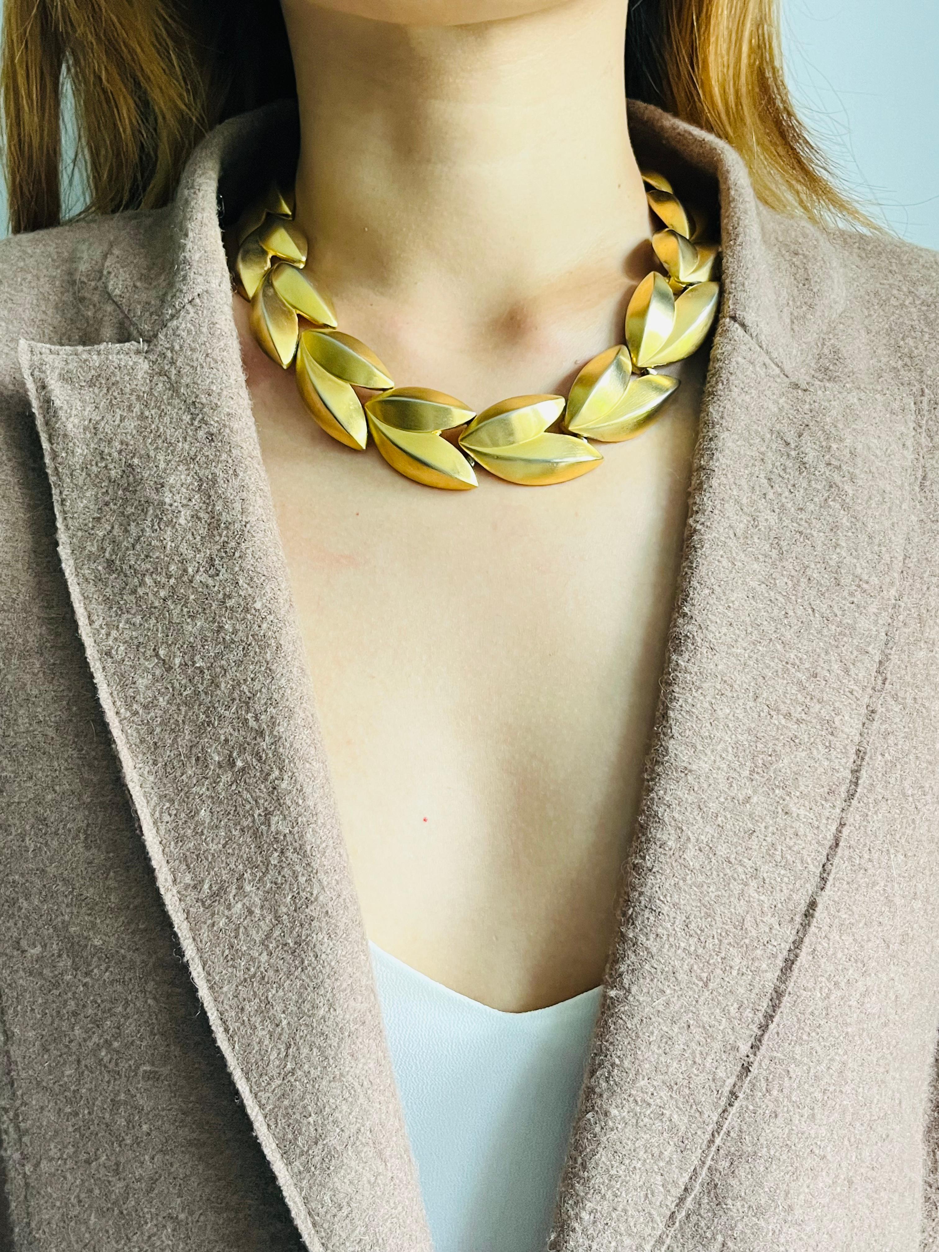 da uomo o donna Givenchy Vintage 1970s Satin Leaf Watch Link Interlocked Collar Chunky Necklace in vendita
