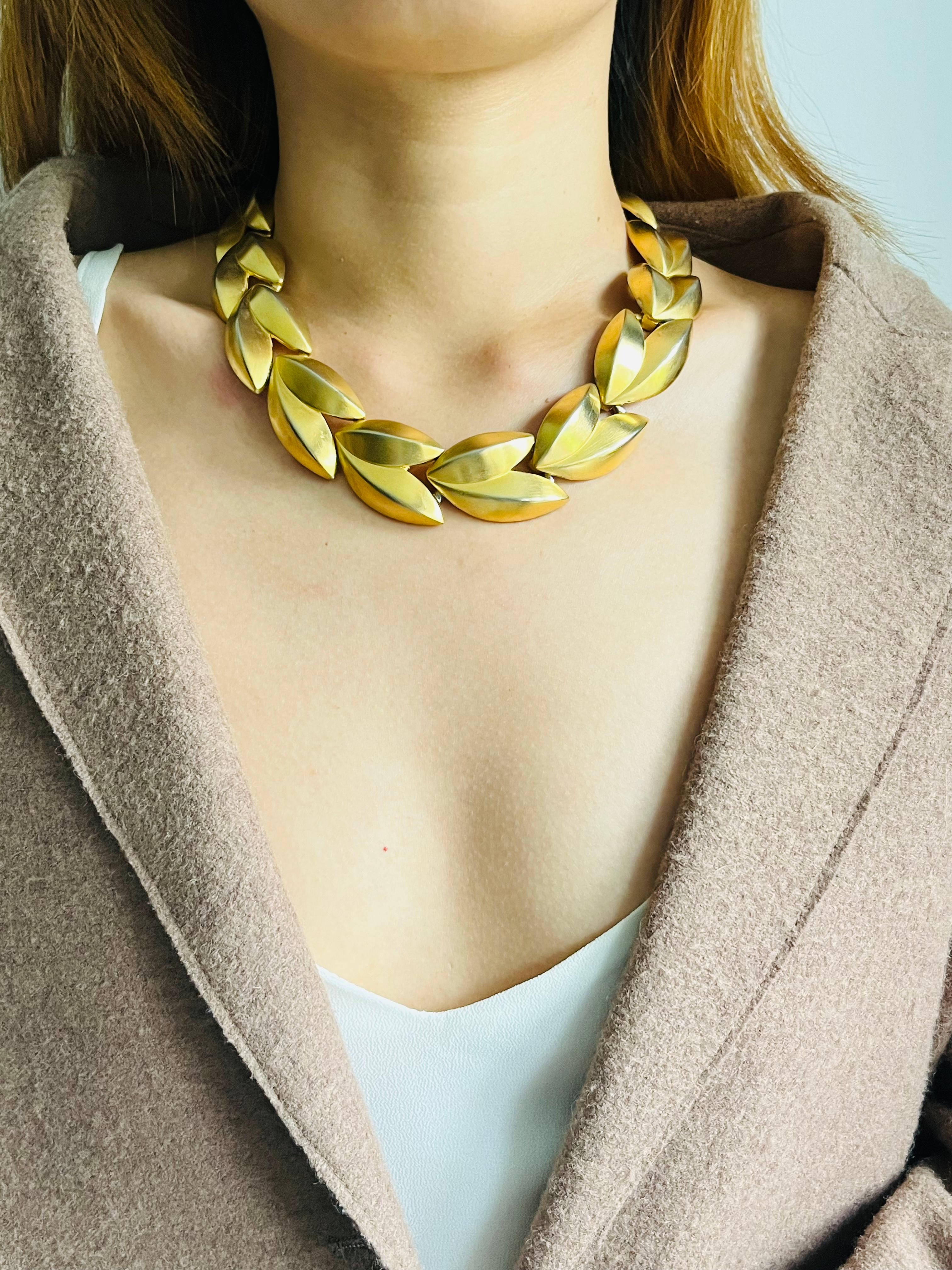 Givenchy Vintage 1970s Satin Leaf Watch Link Interlocked Collar Chunky Necklace in vendita 1