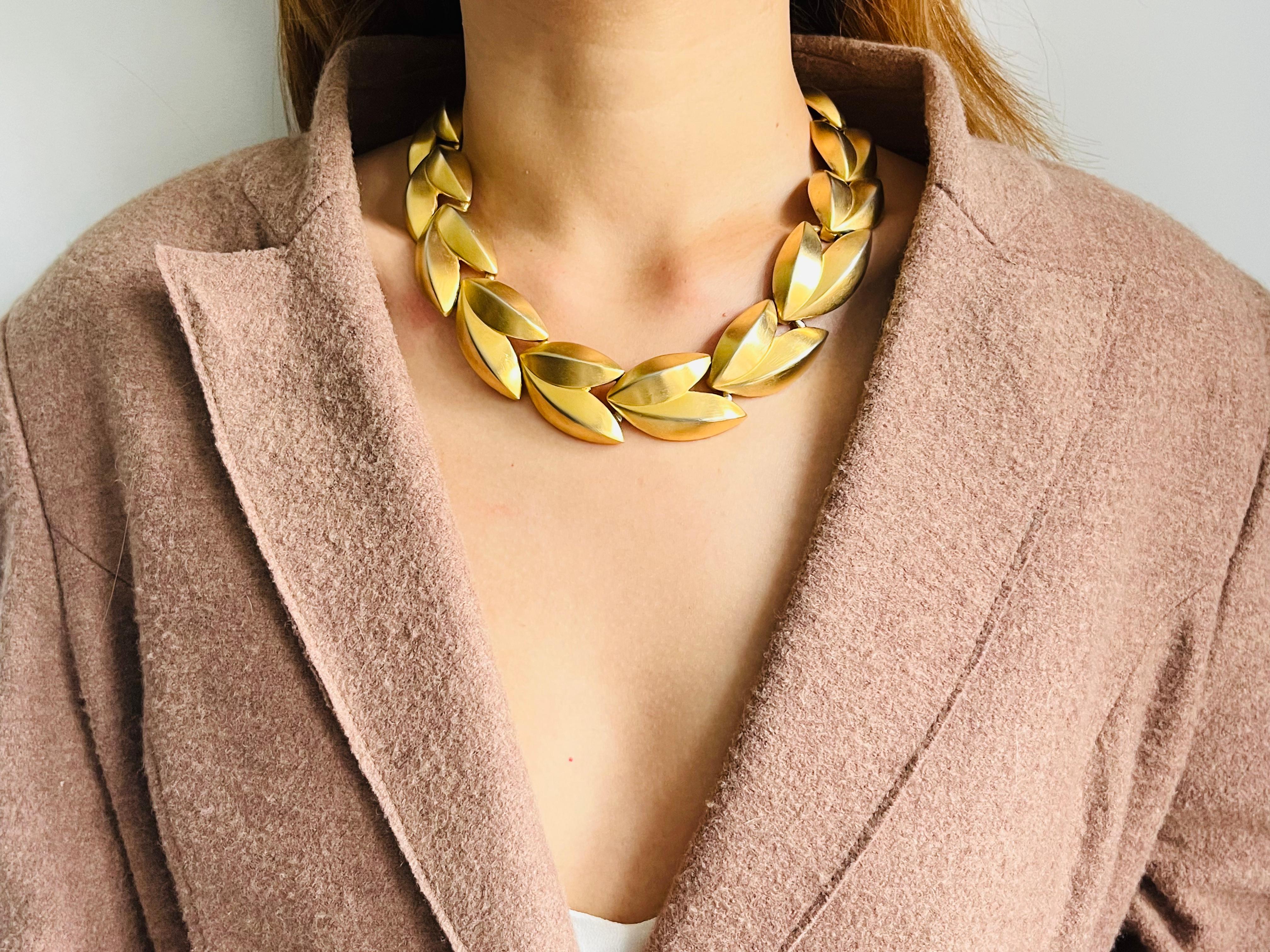Givenchy Vintage 1970s Satin Leaf Watch Link Interlocked Collar Chunky Necklace in vendita 2