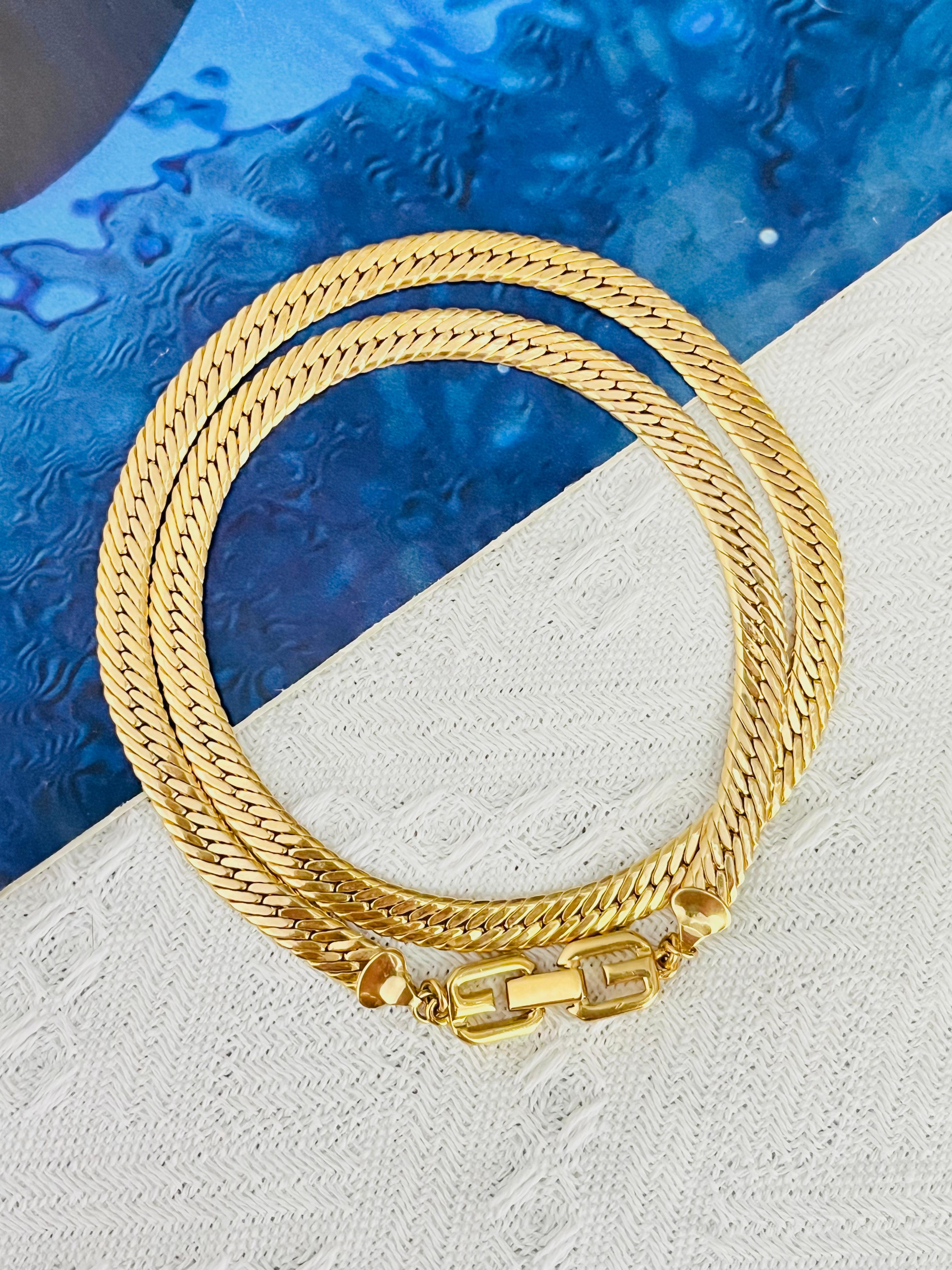 Givenchy Vintage anni '80 Unisex Logo A Link GG a catena intrecciata Serpente Piatto Modernista Bracciale Lungo, Tono Oro

Condizioni eccellenti. Nessuna perdita di colore. 100% autentico. 

Firmato sul retro. Raro da trovare.

Materiale: Metallo