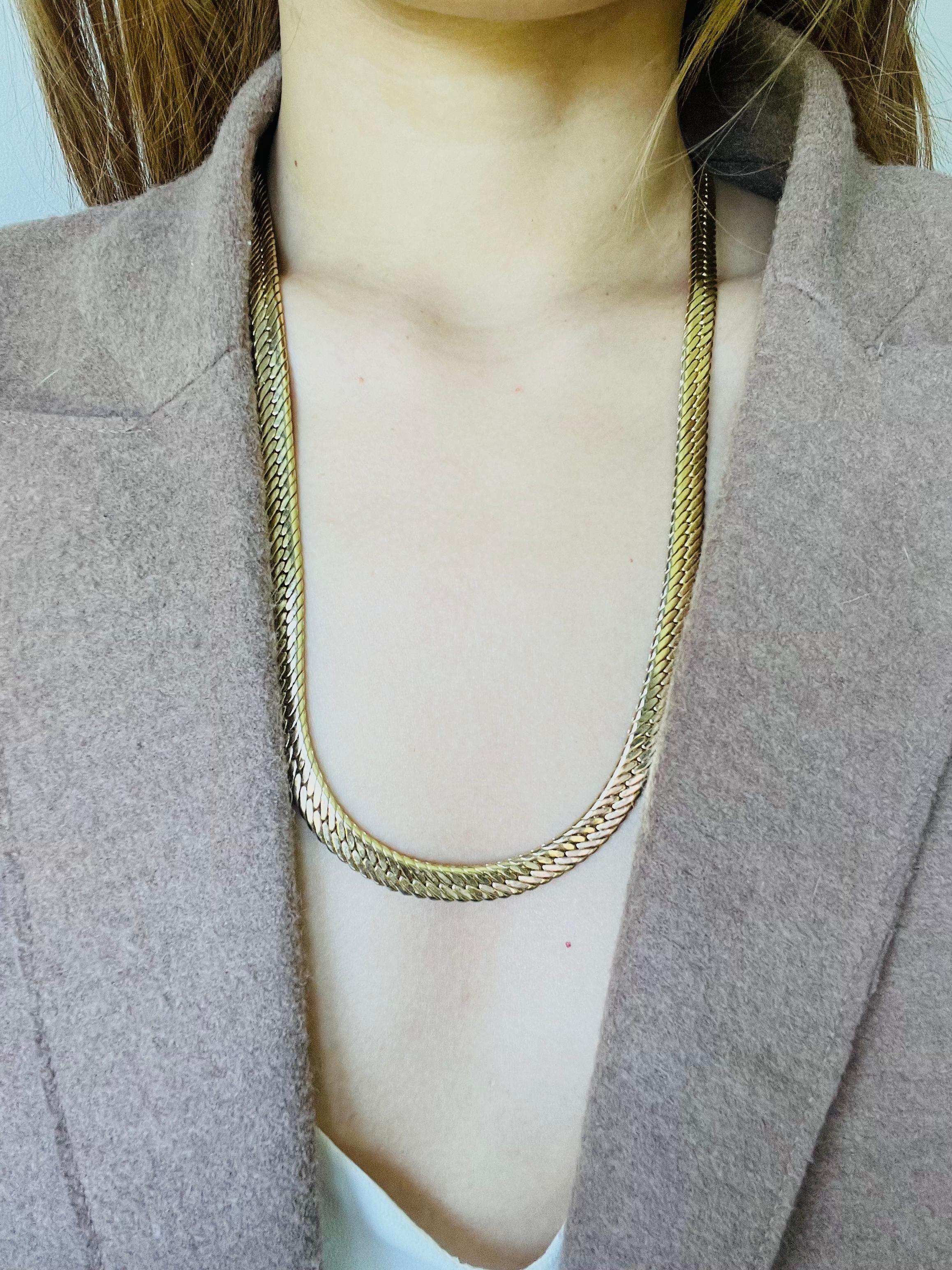 Givenchy Vintage 1980 Logo Interlocked Chain Link Flat Snake Curb Collana Lunga in vendita 1