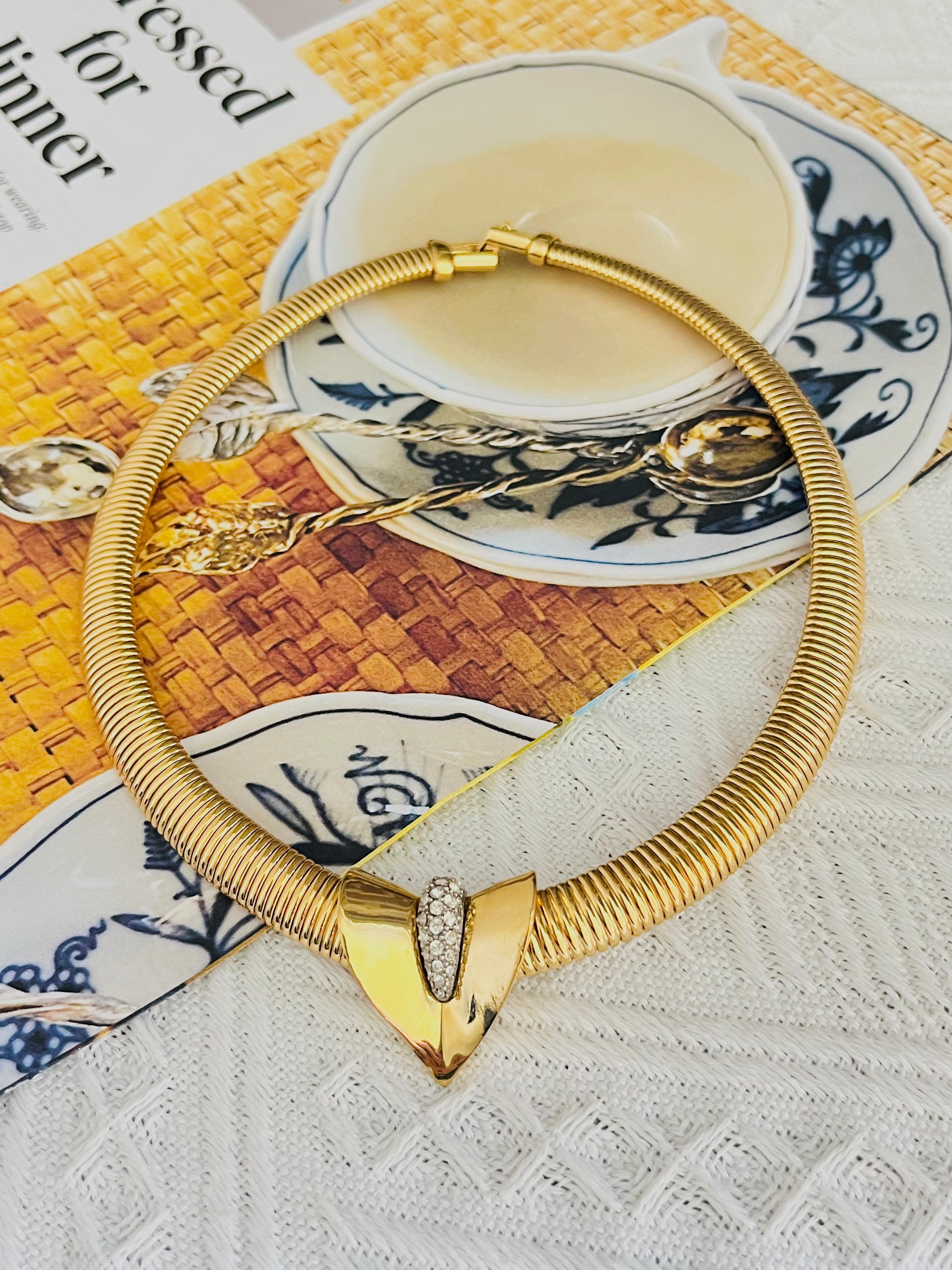Givenchy Vintage 1980s Unisex 3D Triangle Arrow Crystals Pendant Omega Ribbed Adjustable Modernist Chunky Choker Necklace, Silver Gold Tone

Very good condition. Not any stones lost. Maybe light scratches, barely noticeable. 100% genuine. 

Signed
