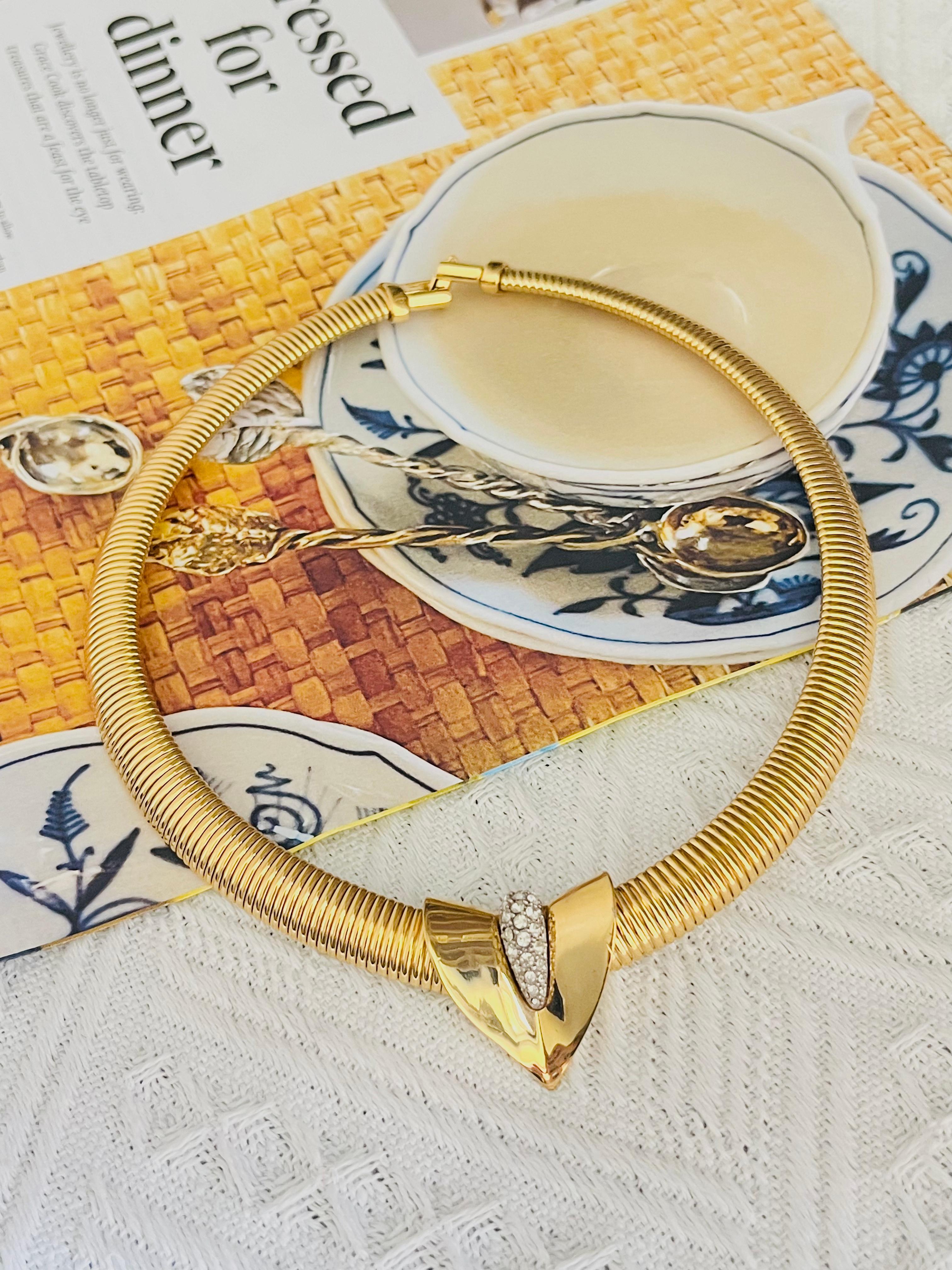 Givenchy Vintage 1980 Triangolo Arrow Cristalli Argento Oro Omega Collana a Nastro In condizioni ottime in vendita a Wokingham, England