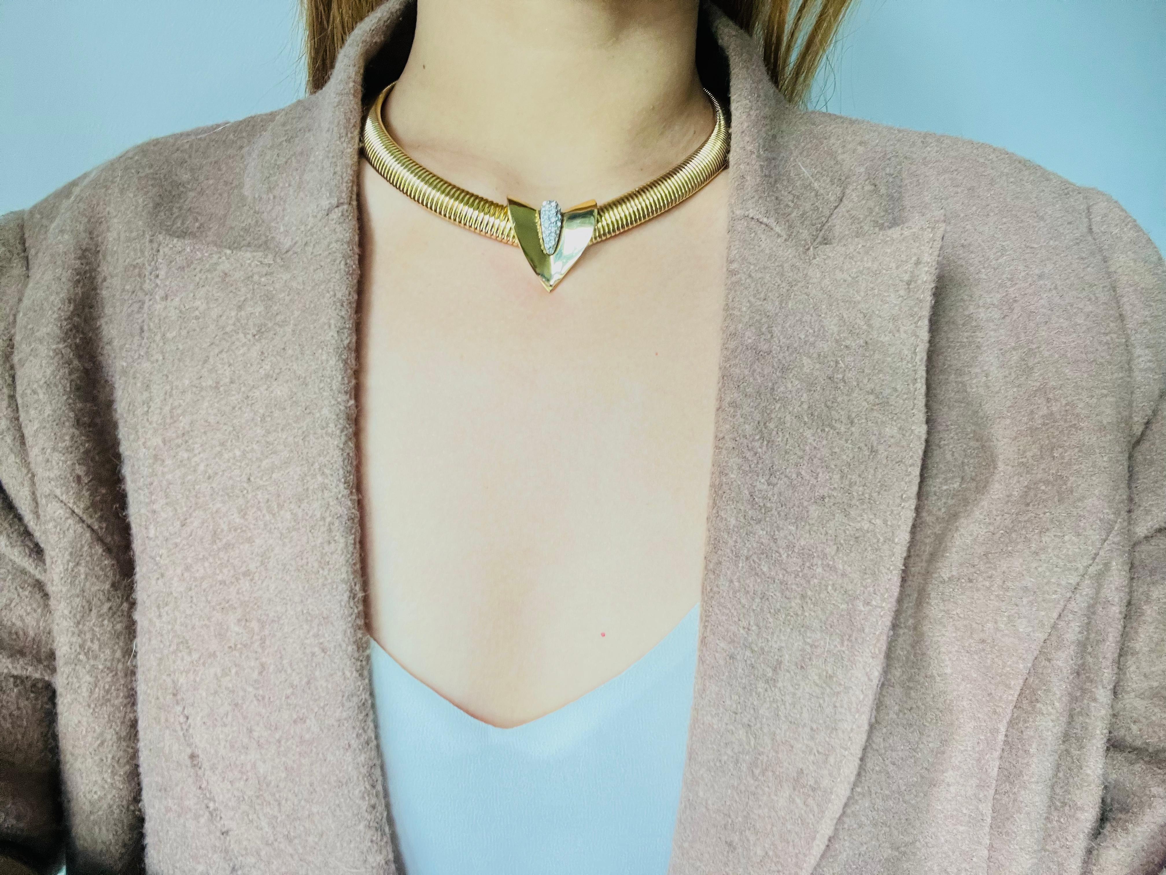 Givenchy Vintage 1980 Triangolo Arrow Cristalli Argento Oro Omega Collana a Nastro in vendita 3