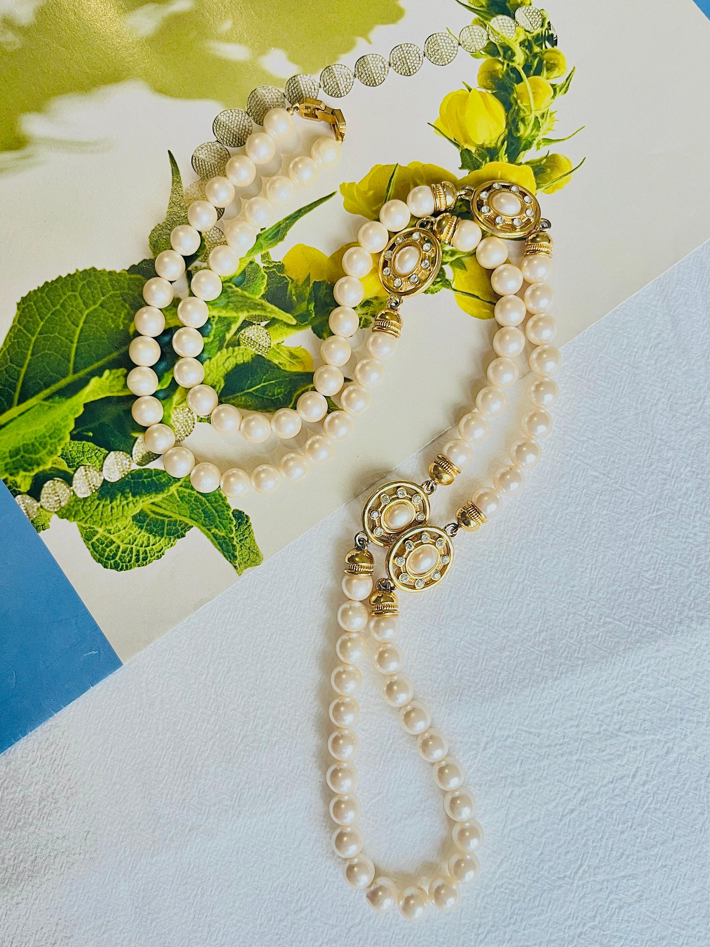Very excellent condition. Very light scratches or colour loss, barely noticeable. 100% genuine. 

Signed at the clamp. Rare to find. A versatile faux pearl necklace. Can be also used as bracelet or belt.

Size: 100 cm.

Weight: 116 g.

_ _ _

Great