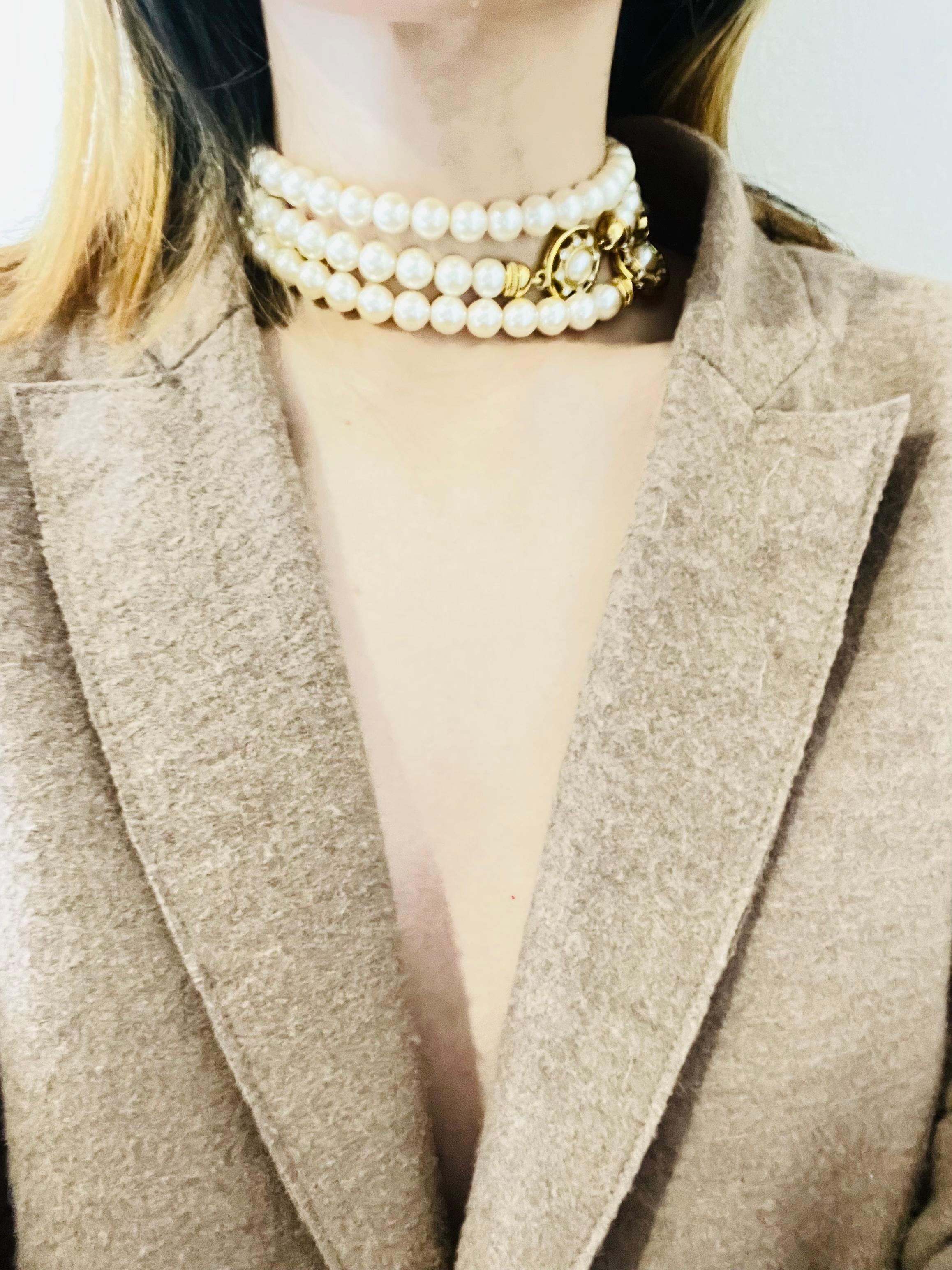 Long collier vintage Givenchy en or avec pendentif en cristal rond et perles blanches ovales, 1980 Unisexe en vente