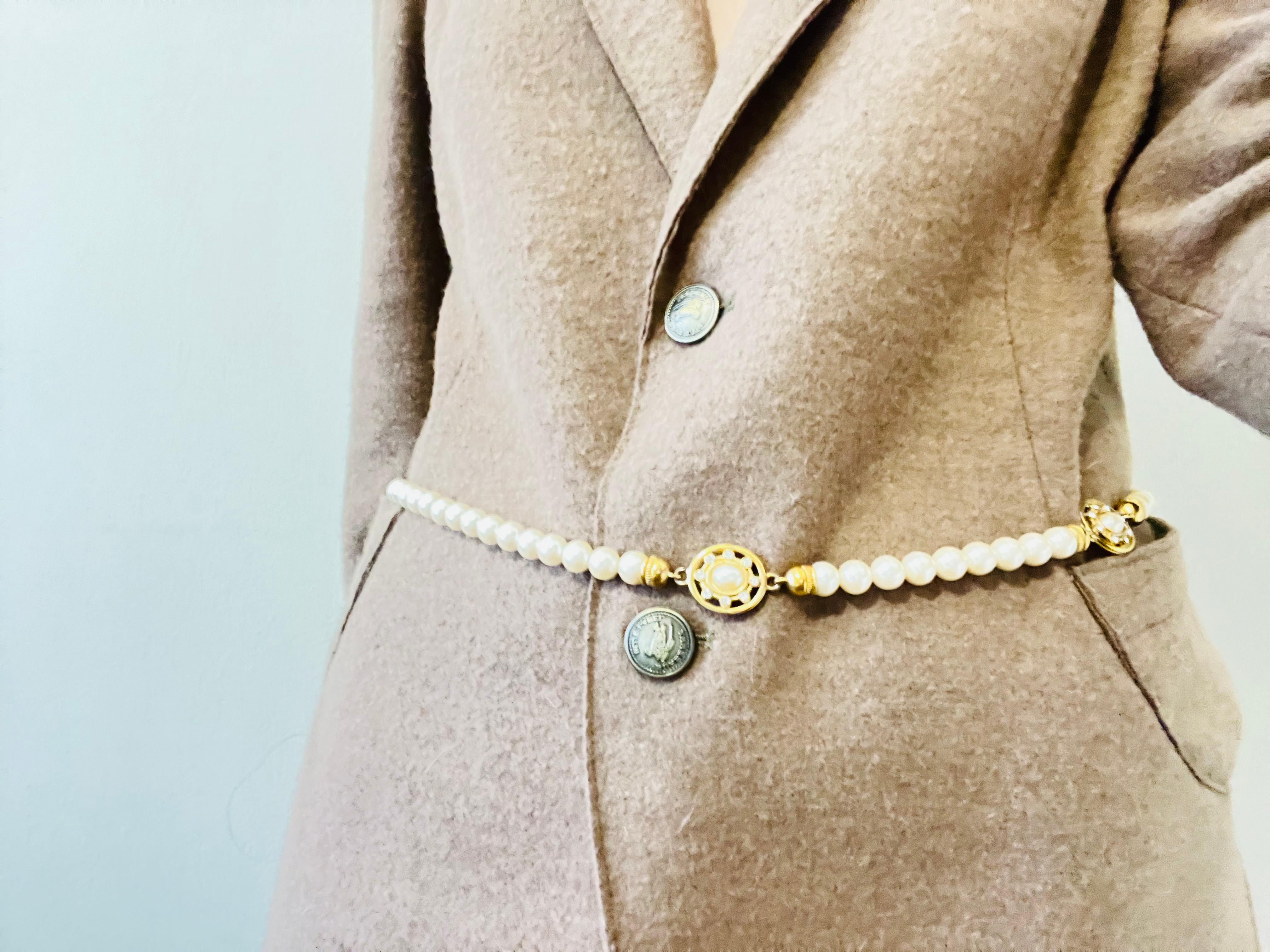 Long collier vintage Givenchy en or avec pendentif en cristal rond et perles blanches ovales, 1980 en vente 4