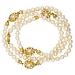Long collier vintage Givenchy en or avec pendentif en cristal rond et perles blanches ovales, 1980